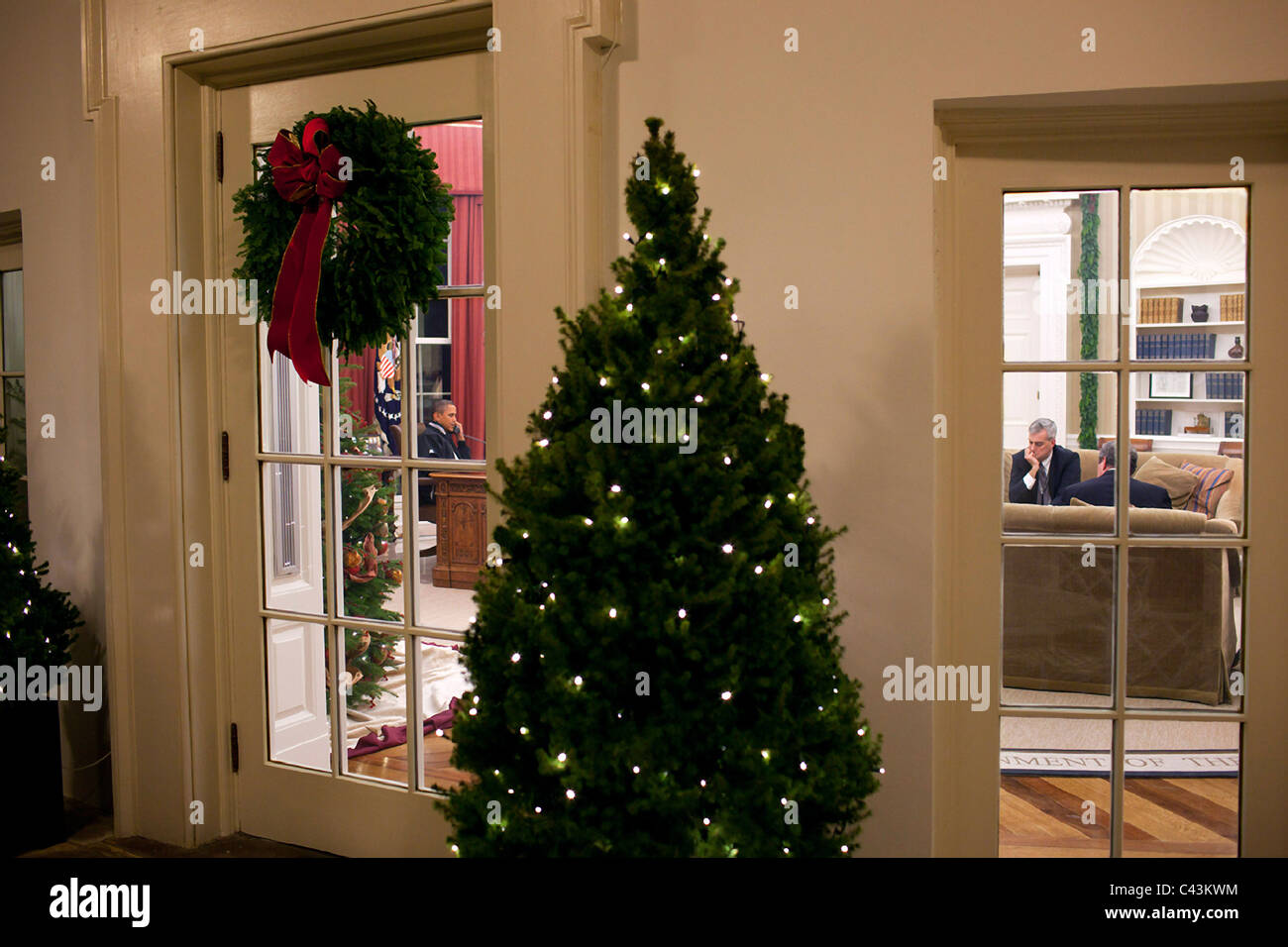 Präsident Barack Obama gesehen durch die Fenster des Oval Office im Weißen Haus Stockfoto