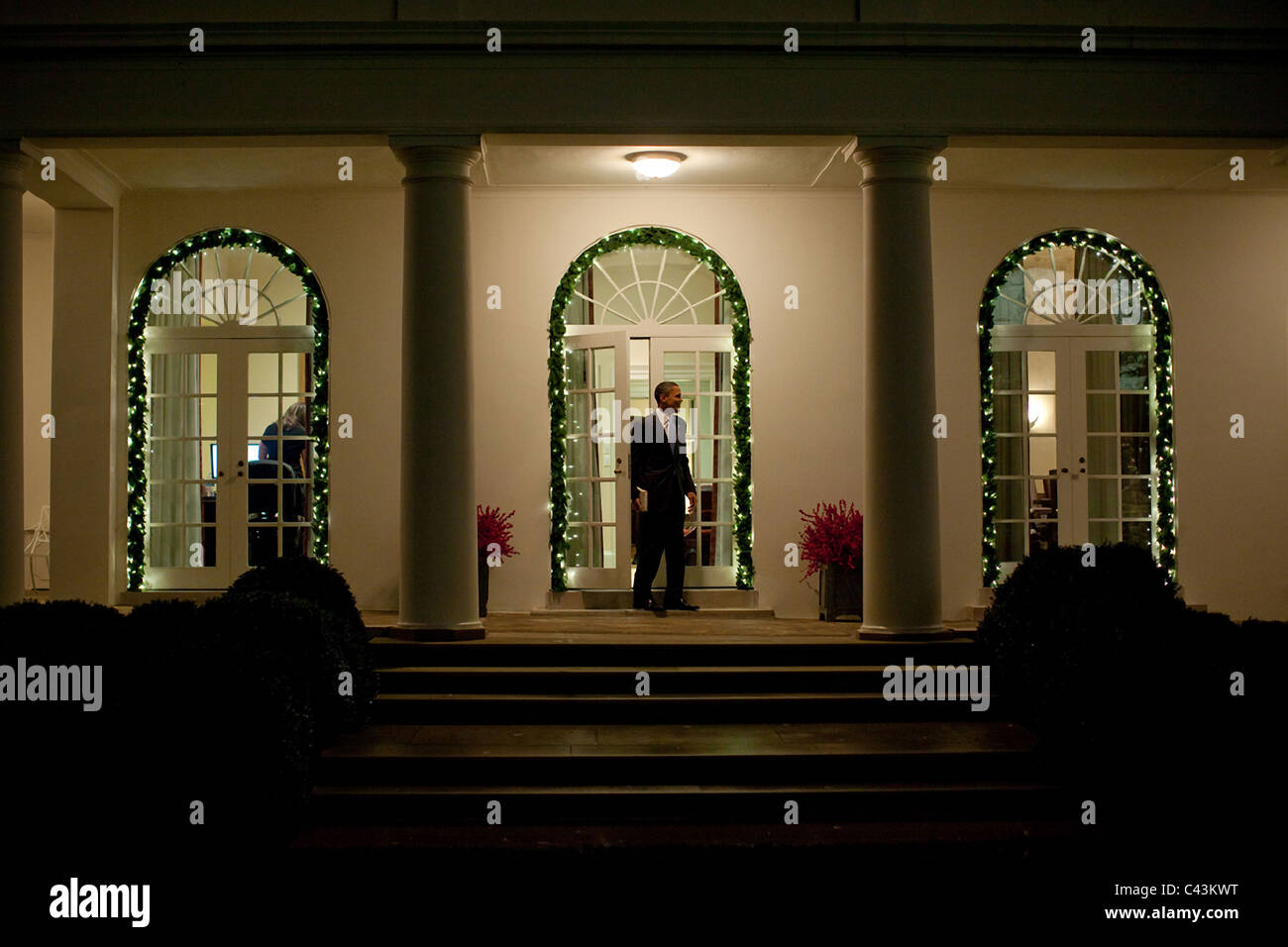 Präsident Barack Obama fährt der äußeren Oval Office am Ende des Tages, 2. Dezember 2009. Stockfoto