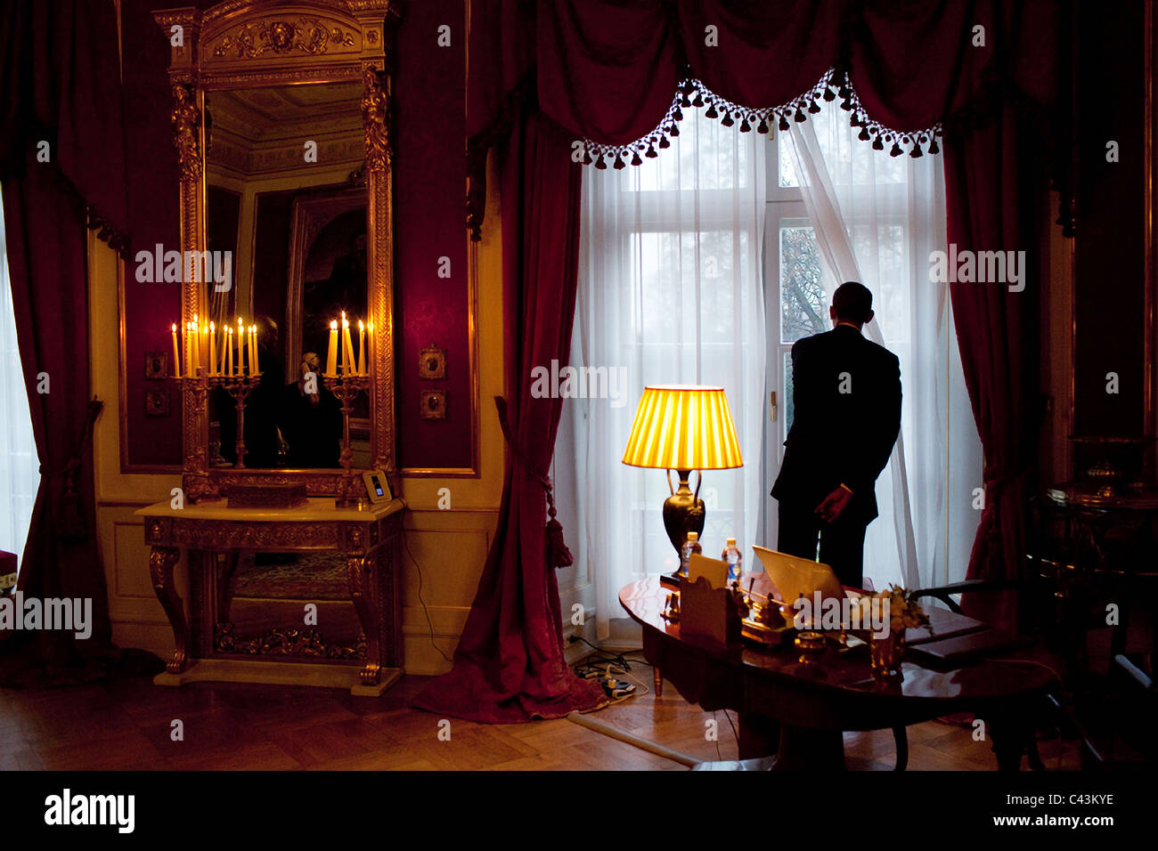 Präsident Barack Obama sieht aus dem Fenster an Slottet königlichen Palast von Norwegen Stockfoto
