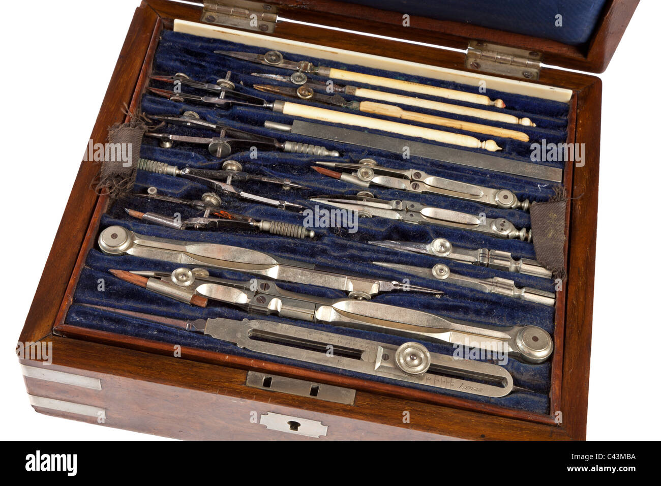 Reihe von antiken Zeichengeräte in Burr Nussbaum Schrank JMH4939 Stockfoto