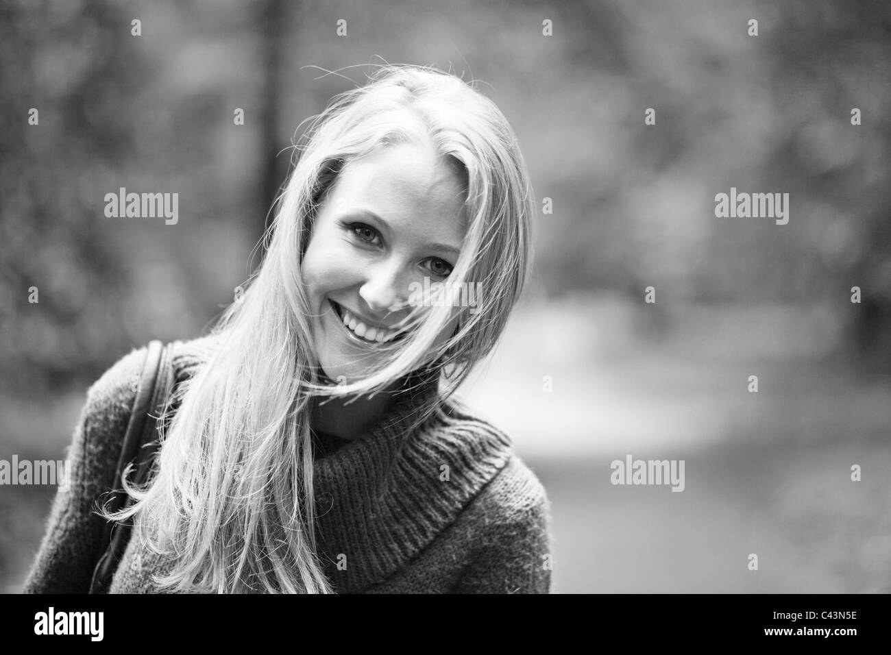 Die junge Frau im Park. Stockfoto