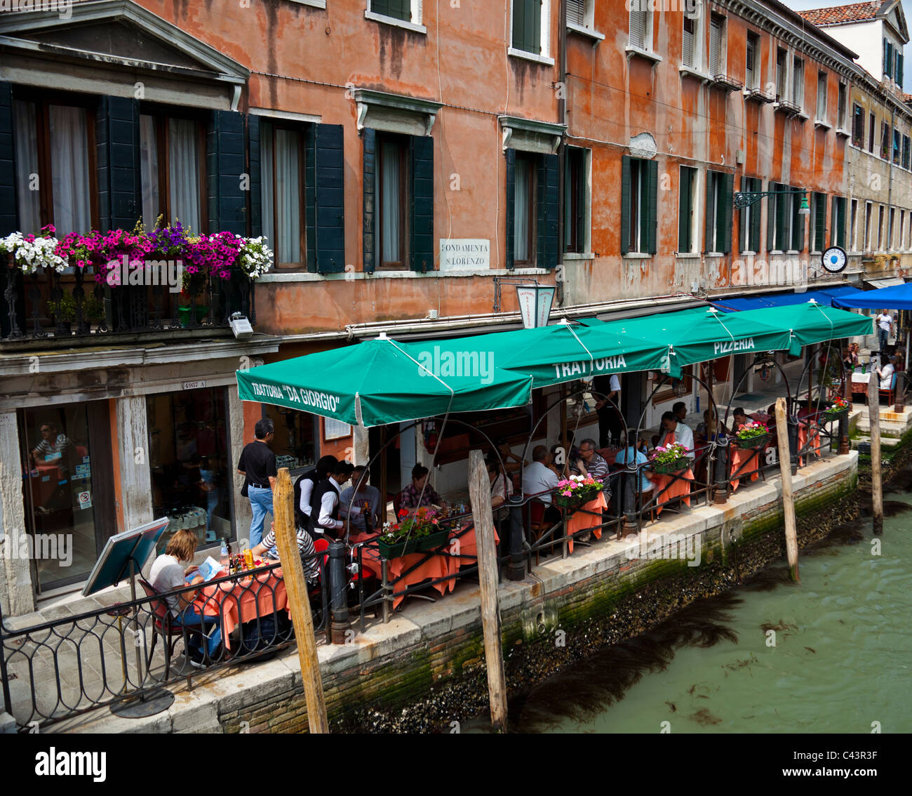 Venedig-Italiener von Kanal Touristen Essen Stockfoto