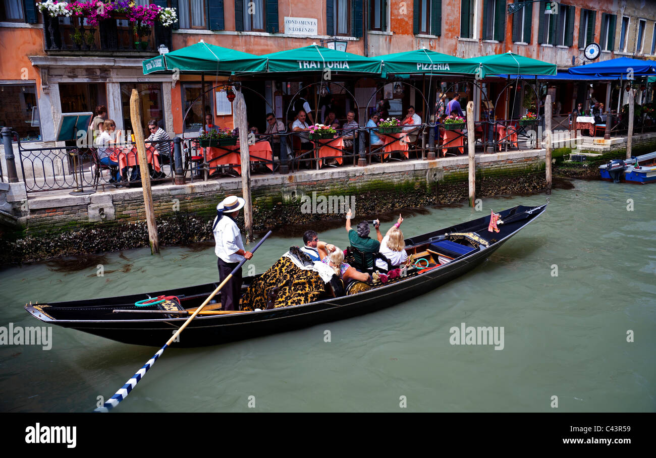 Venedig Gondel am Kanal mit Touristen Sehenswürdigkeiten Italien Europa Stockfoto