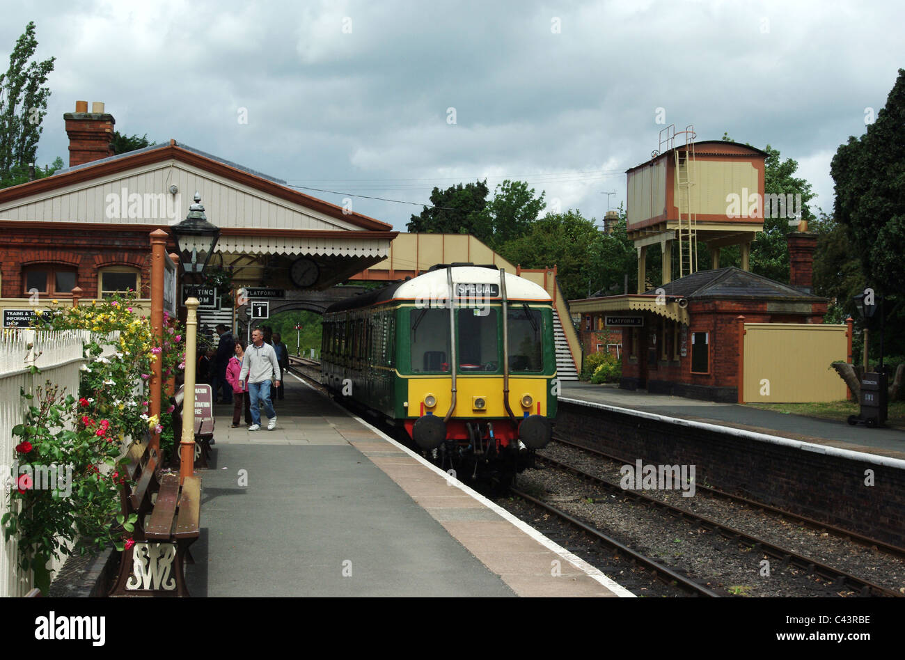 Besucher auf der Plattform Toddington Station, Gloucestershire, UK Stockfoto