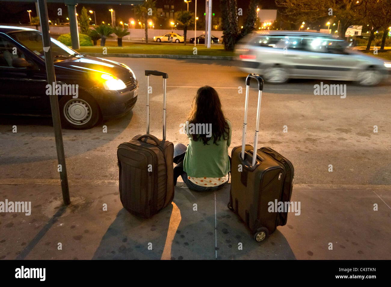 Frau mit Koffer warten auf Transport Stockfoto