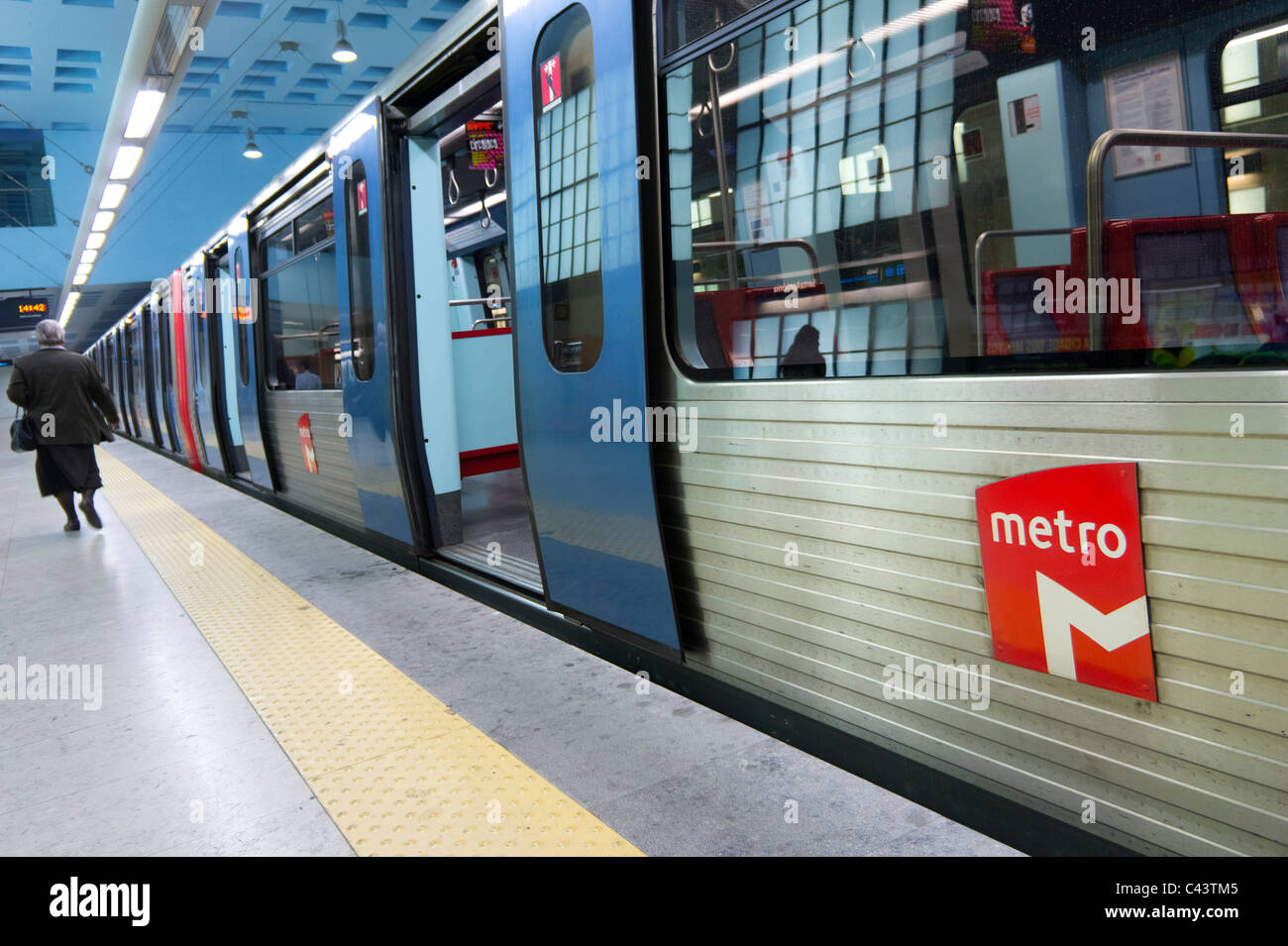 Zug am Bahnsteig der u-Bahn in Lissabon, Portugal Stockfoto