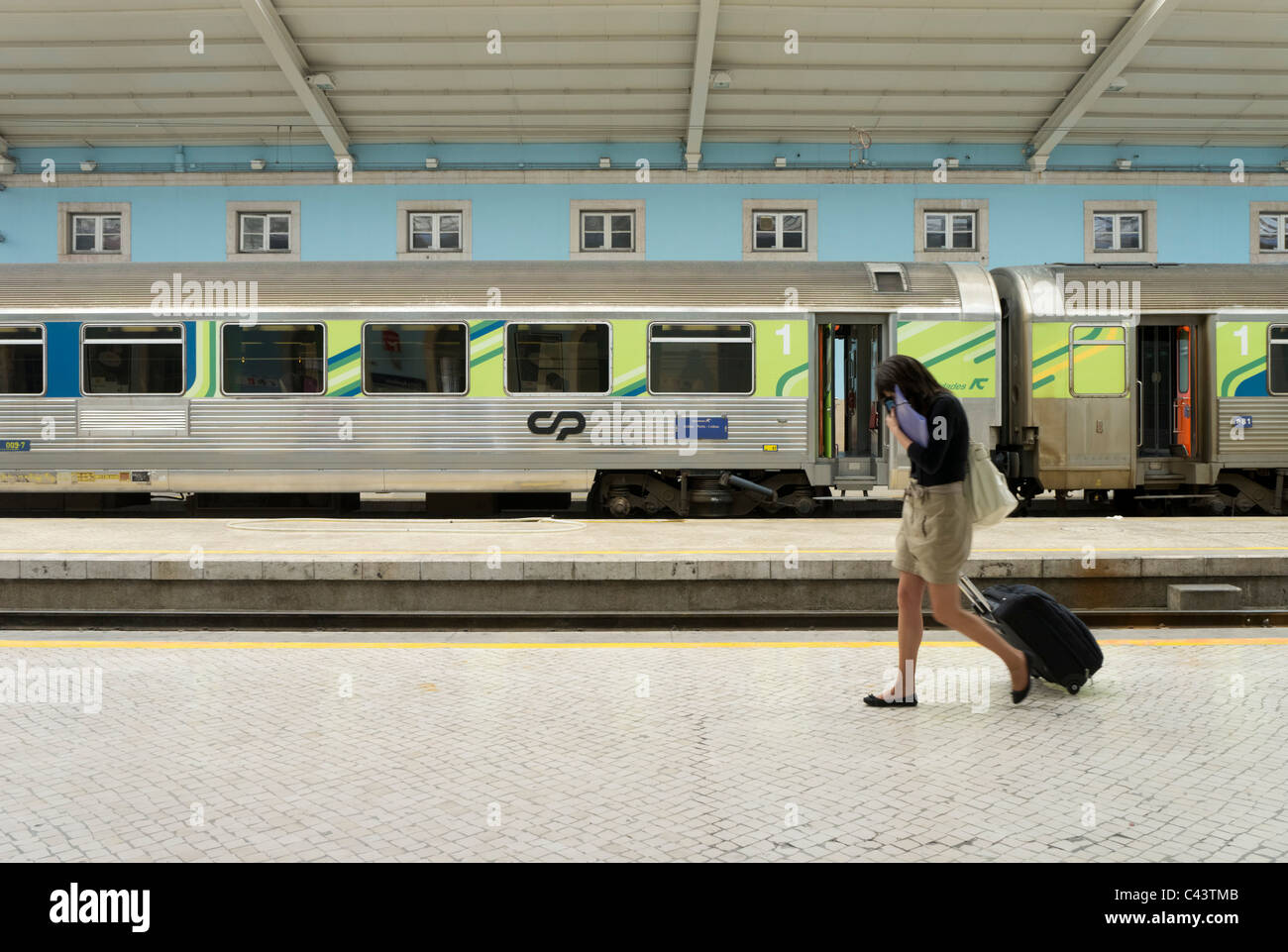 Frau mit Koffer zu Fuß durch in Santa Apolonia Bahnhof in Lissabon, Portugal, Europa Stockfoto