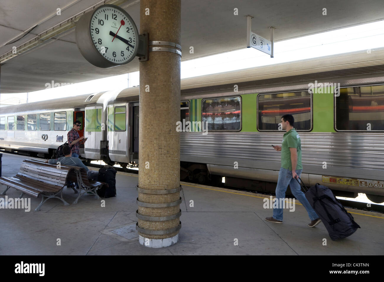 Menschen warten auf einen Zug in Santa Apolonia Bahnhof in Lissabon, Portugal, Europa Stockfoto