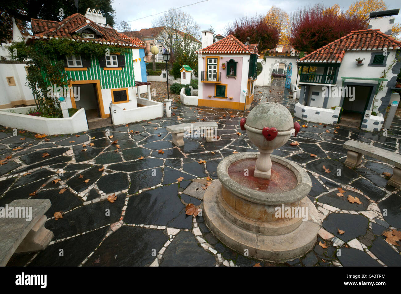 Miniatur-Häuser in Portugal Dos Pequenitos Themenpark in Coimbra, Portugal  Stockfotografie - Alamy
