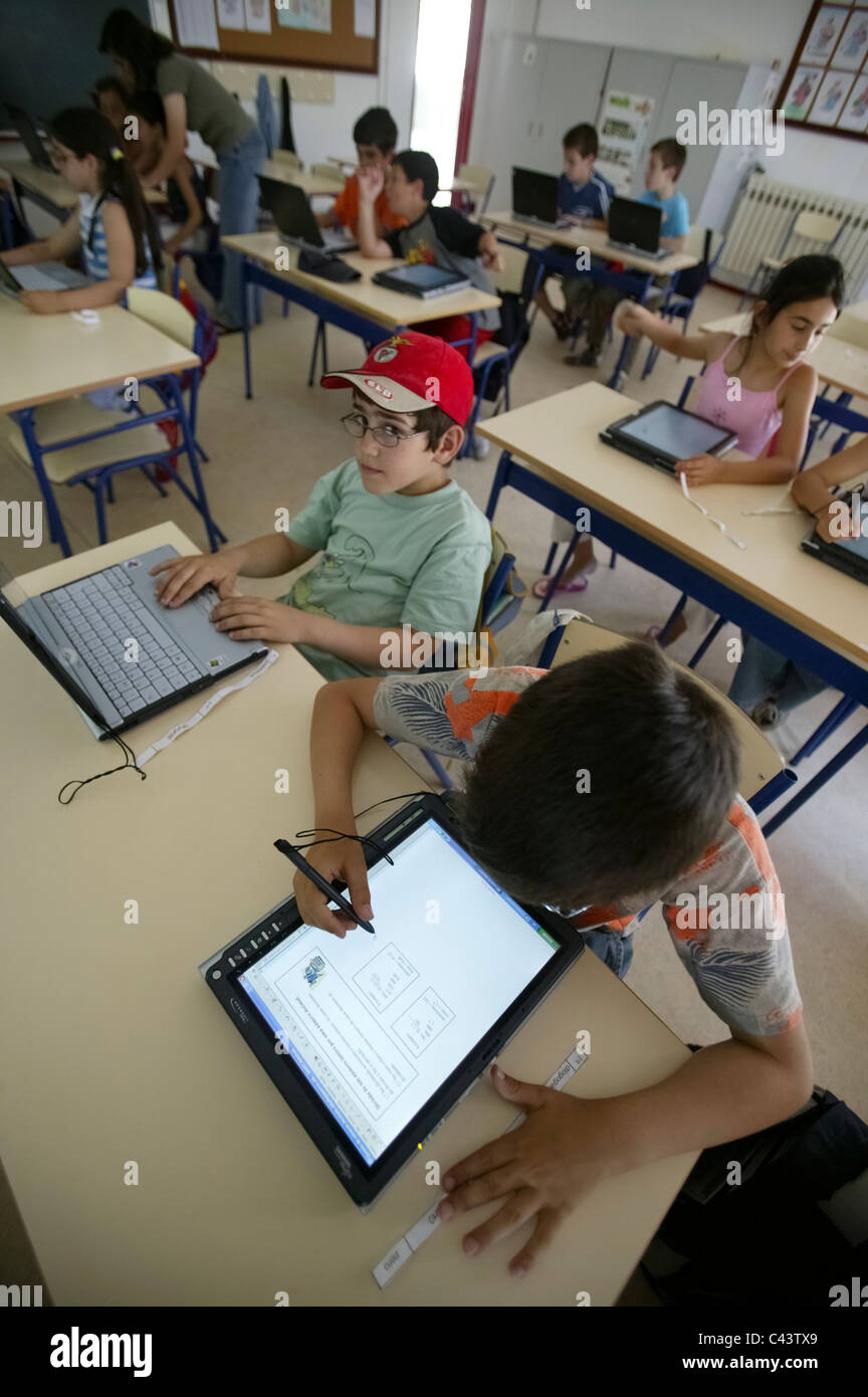 Kinder mit dem Computer im Klassenzimmer Stockfoto