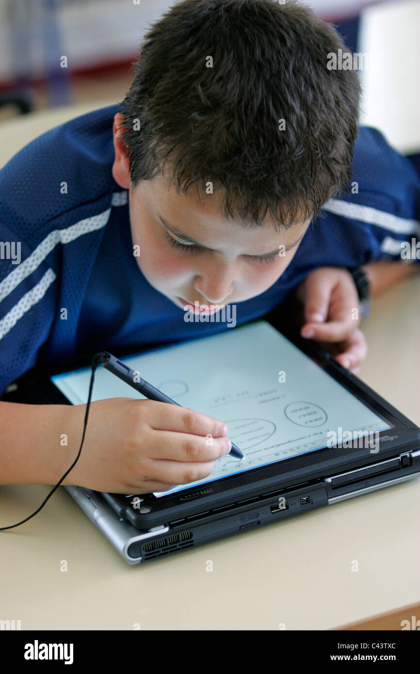 Kind mit Tablet-PC im Klassenzimmer Stockfoto
