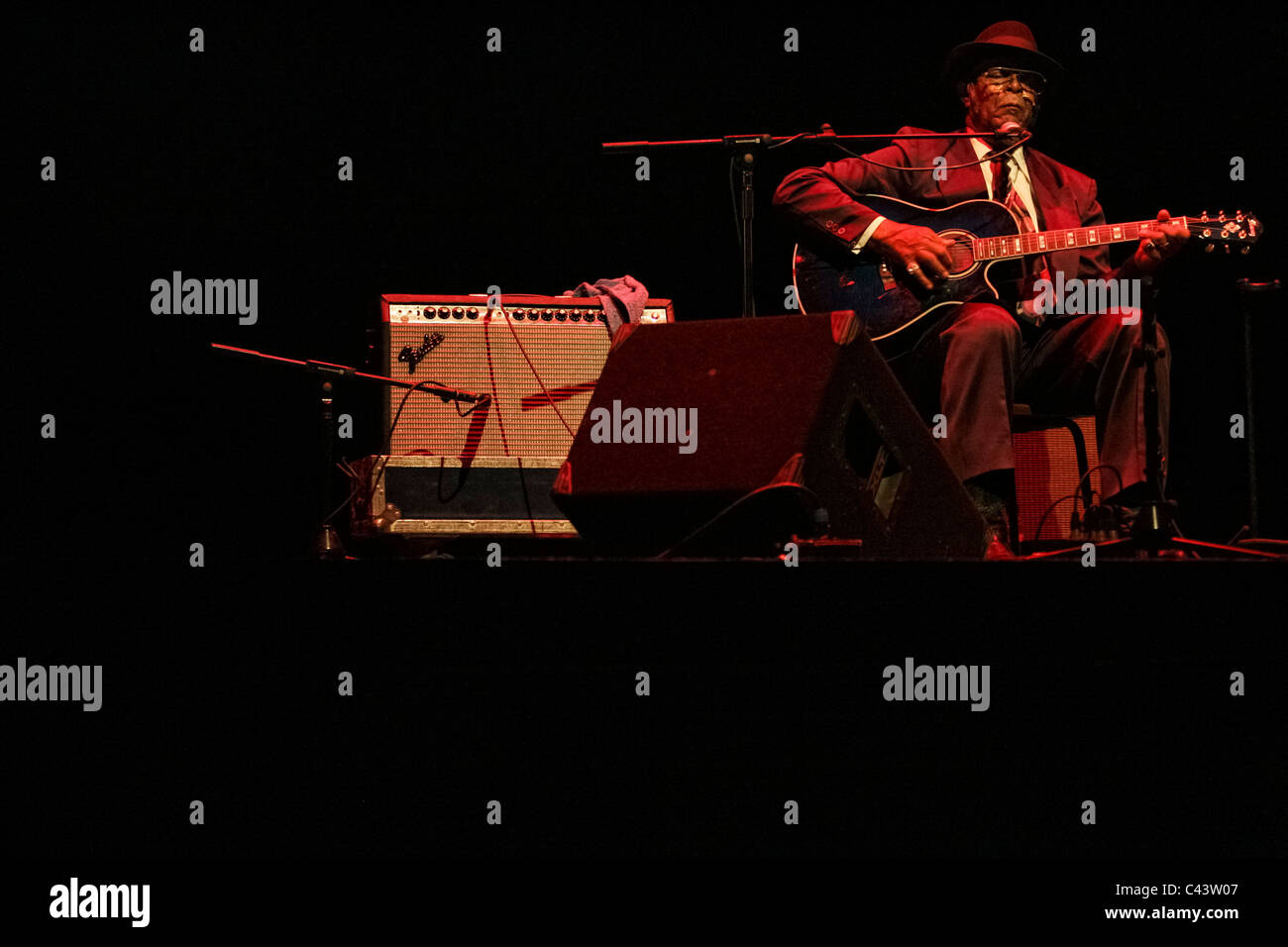 Blues-Sänger und Gitarrist Robert Belfour die live auf der Bühne Stockfoto