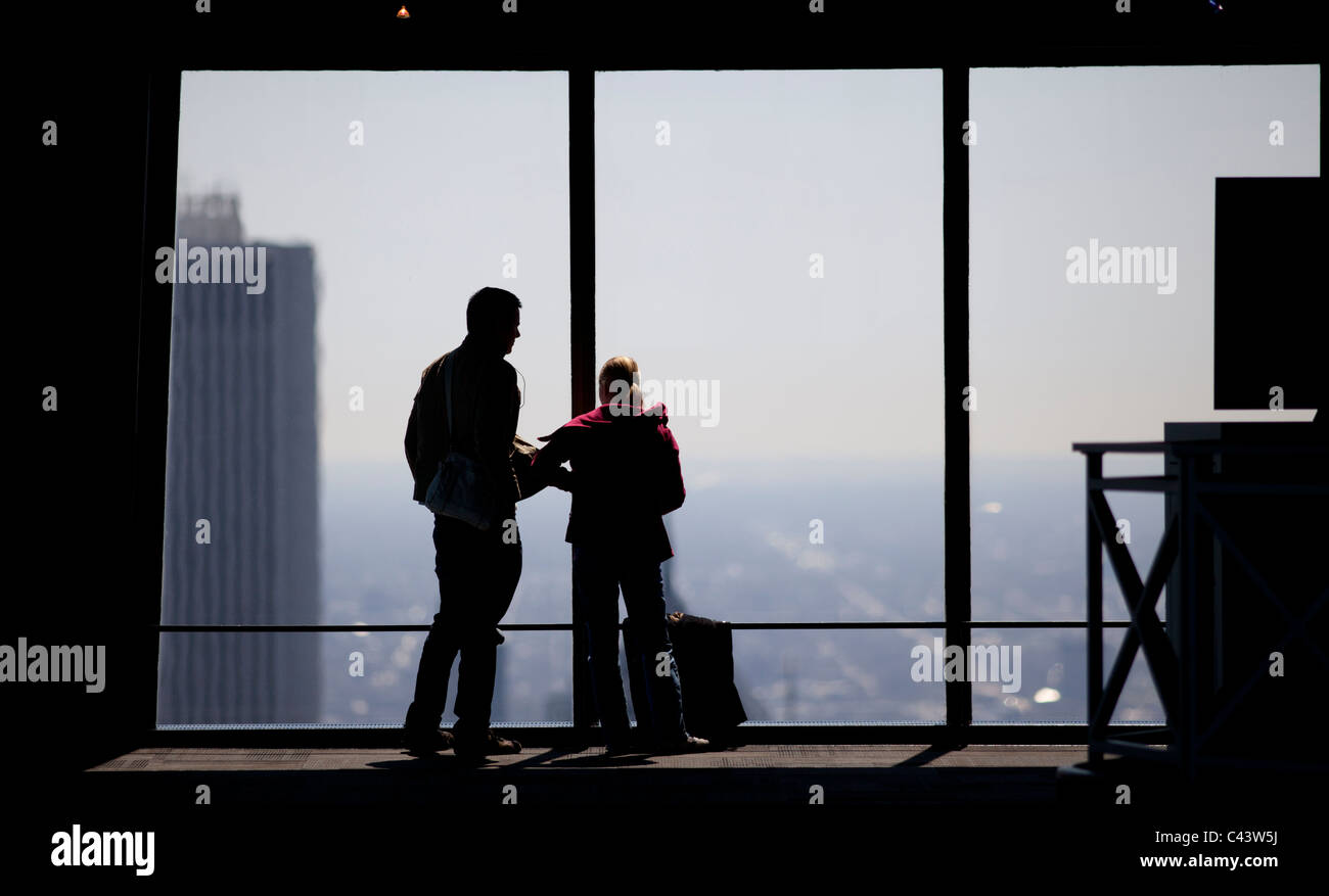 Touristen schauen durch die Fenster der 360 Chicago, früher bekannt als John Hancock Observatory, in der Innenstadt von Chicago, Illinois. Stockfoto
