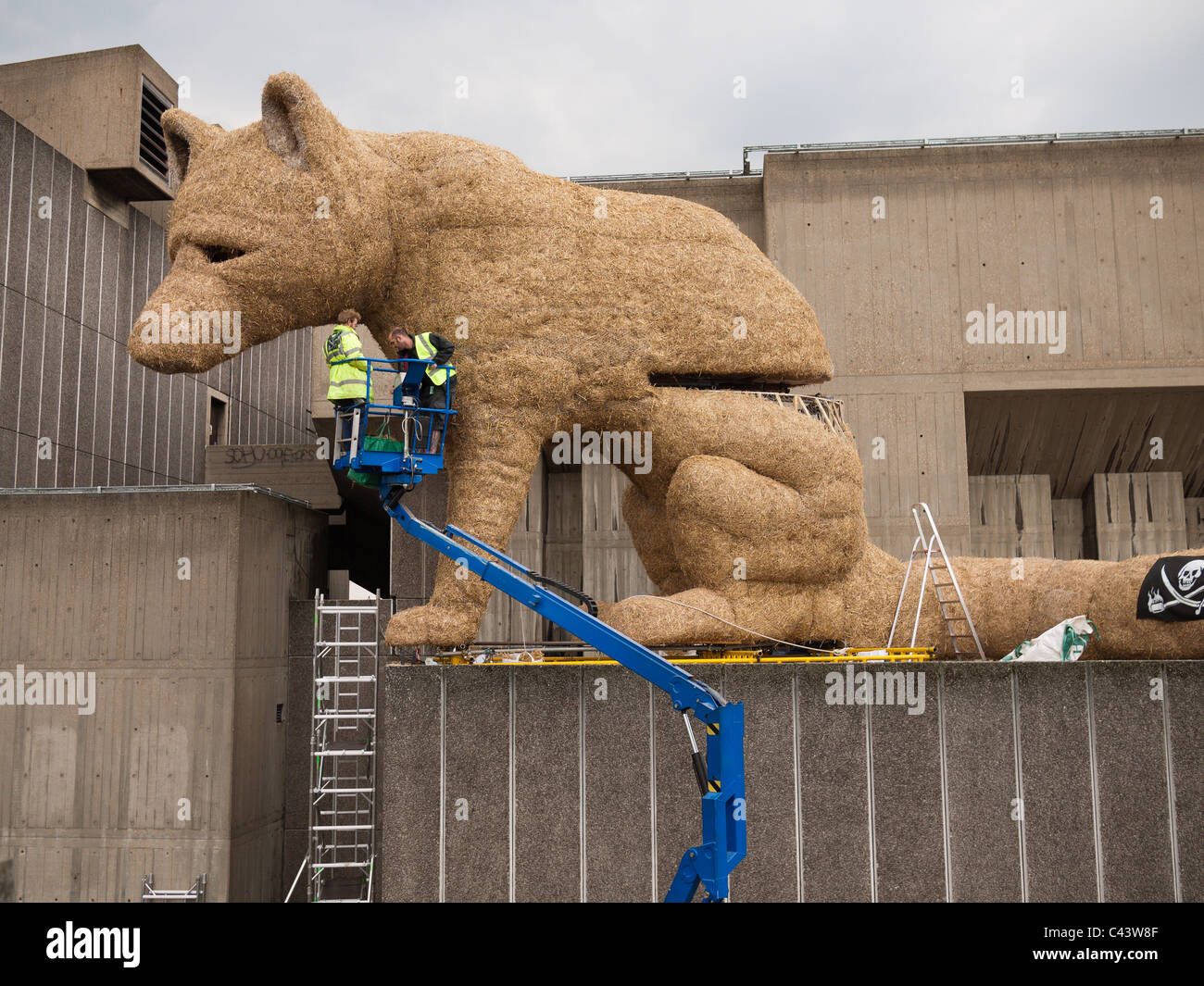 Ein Riesen Stroh Fuchs baut auf der South Bank Centre London feiern den 60. Jahrestag des Festival of Britain Stockfoto