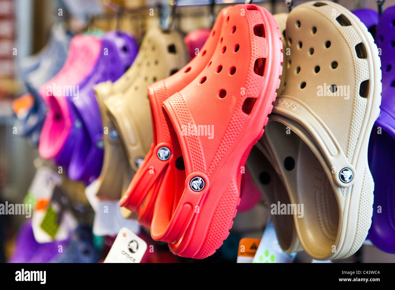 Crocs für den Verkauf in einem Schuhgeschäft UK Stockfoto