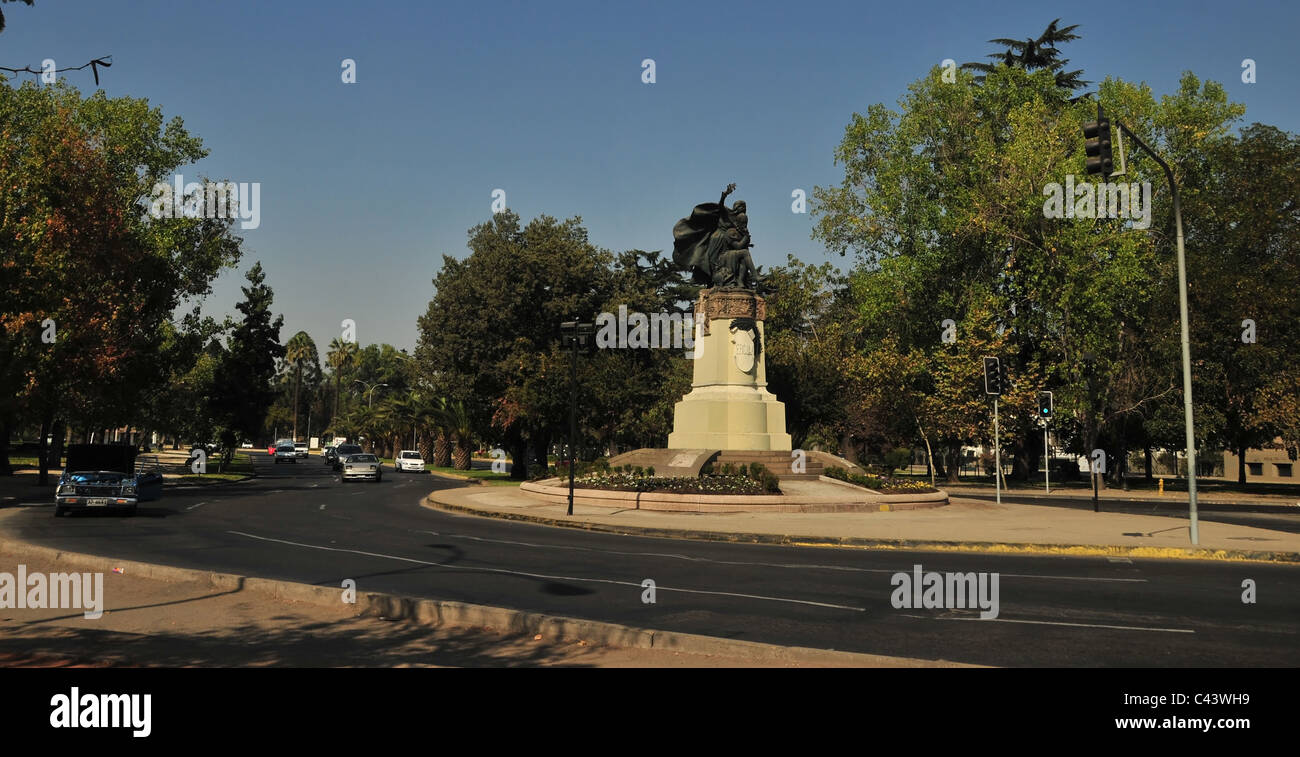 Blauer Himmel grüne Bäume Ansicht des Autos unterwegs um Alonso de Ercilla Statue, Plaza Ercilla, zentrale Santiago, Chile Stockfoto