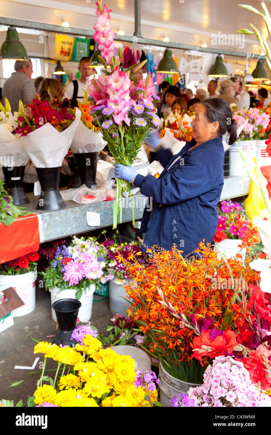 Verkauf von Blumen am Pike Place Market Seattle Washington USA Stockfoto