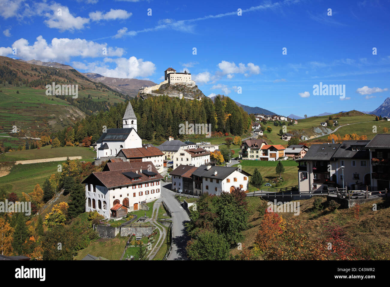 Reisen, Natur, Geografie, Europa, Schweiz, Graubu modern, Graubünden, Engadin, Tarasp, Schweizer Alpen, Schloss, Dorf, Haus, übe Stockfoto