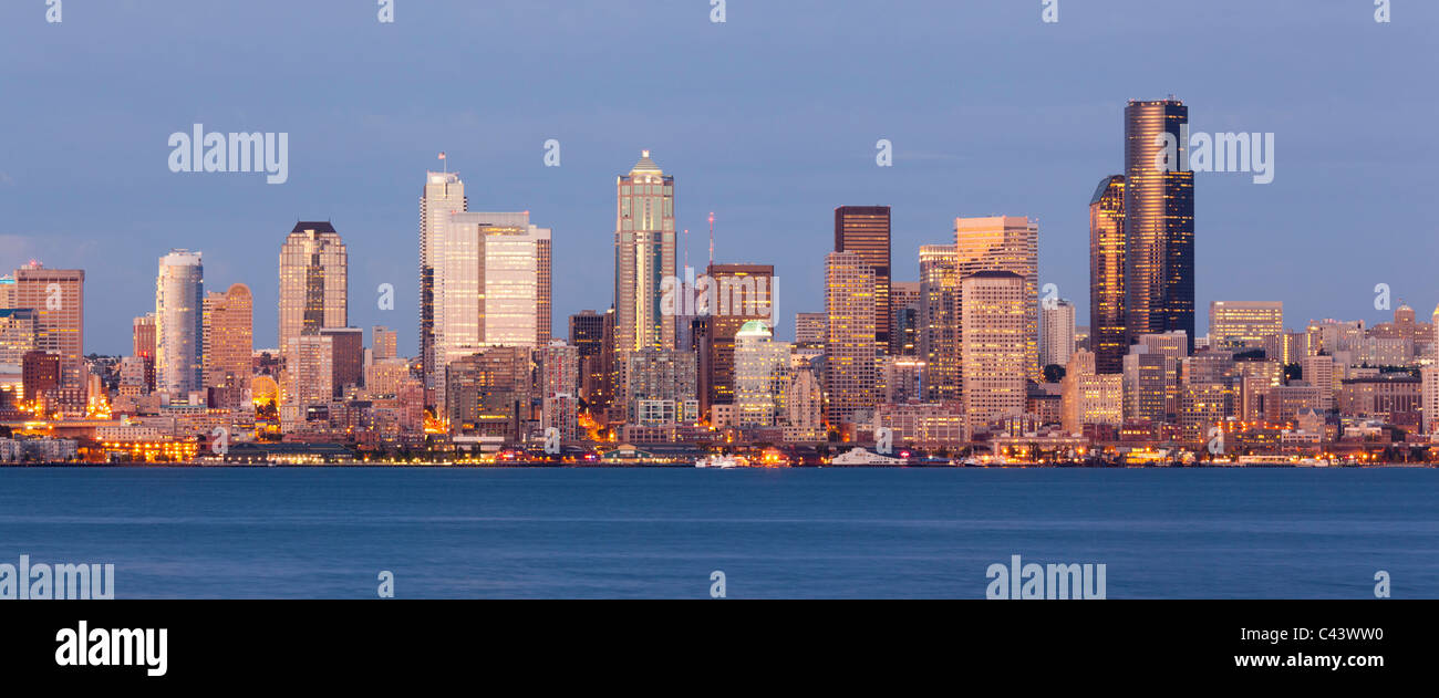 Seattle Skyline von Alki Beach in der Abenddämmerung, USA Stockfoto
