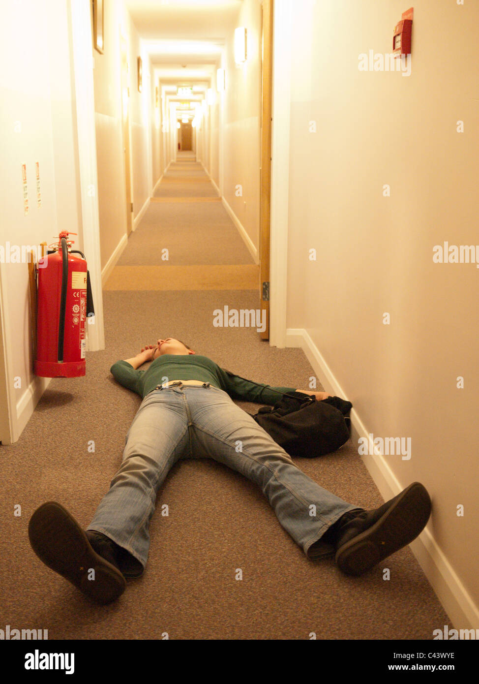 junge Frau ohnmächtig auf Etage Flur Stockfotografie - Alamy