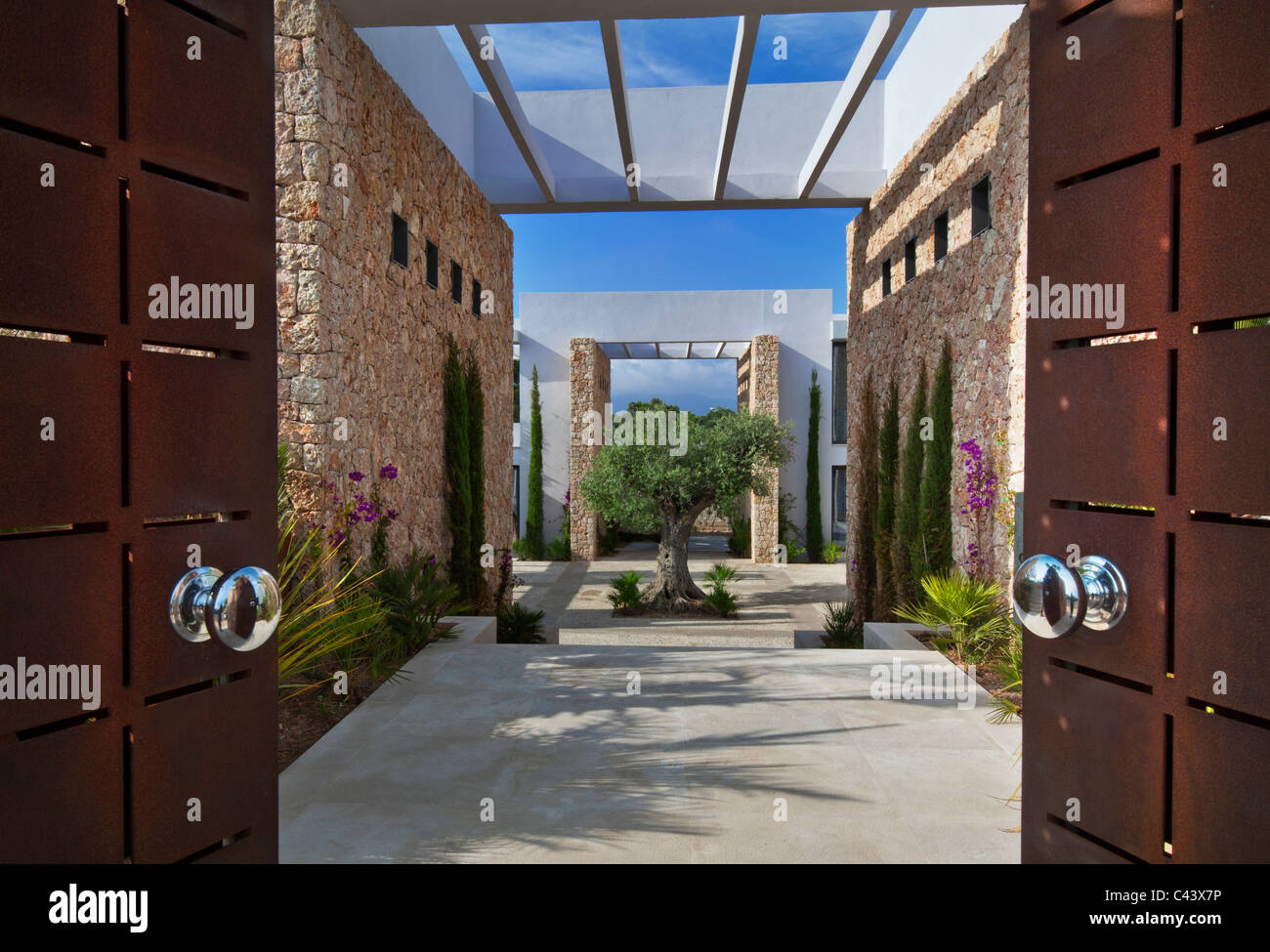 Luxus Villa, Eingangstüren und modernen Äußeren Hof Atrium Palma Mallorca Spanien Stockfoto