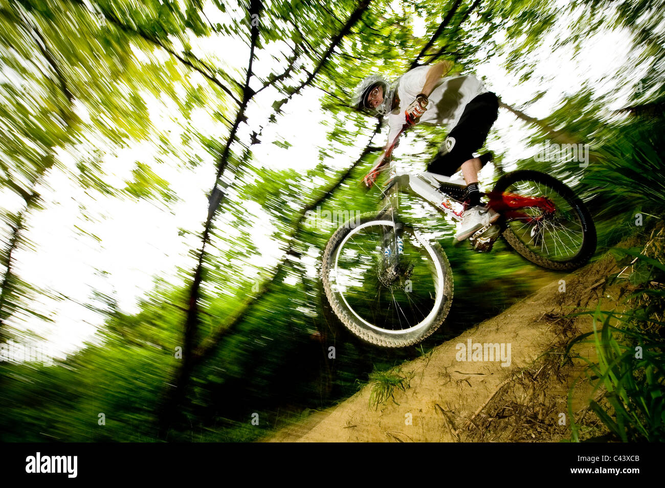 Ein junger Mann bergab Radfahren im Freien. Stockfoto