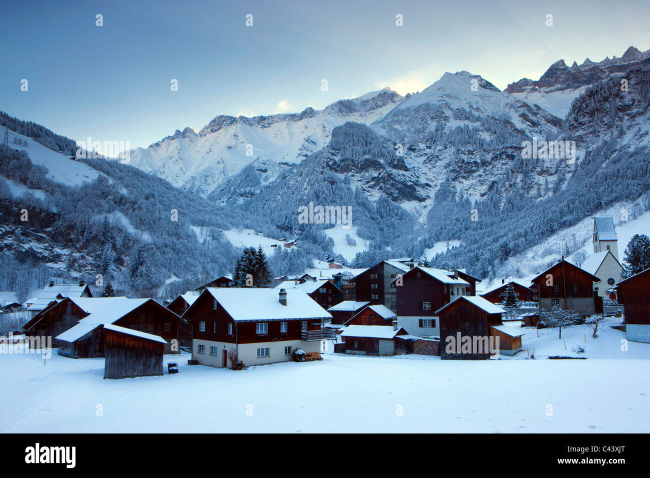 Elm, Schweiz, Europa, Kanton Glarus, Dorf, Häuser, Häuser, Kirche, Winter, Schnee, Berge Stockfoto