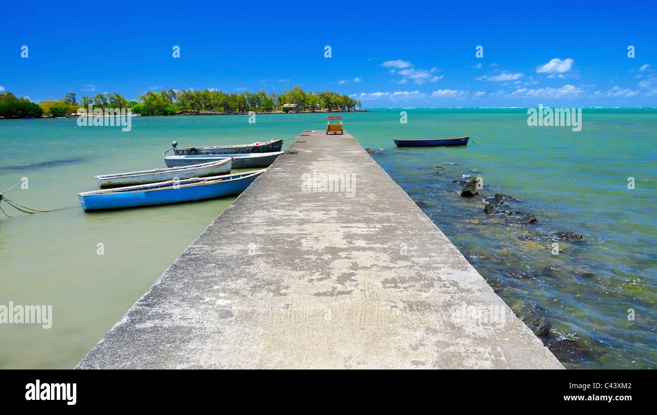Der Pier am öffentlichen Strandpark in Poudre d'Ore, Riviere Du Rempart, Mauritius. Stockfoto