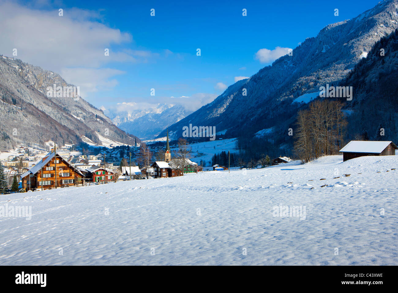 Linthal, Schweiz, Europa, Kanton Glarus, Dorf, Häuser, Häuser, Kirchen, Berge, Tal, Winter, Schnee Stockfoto