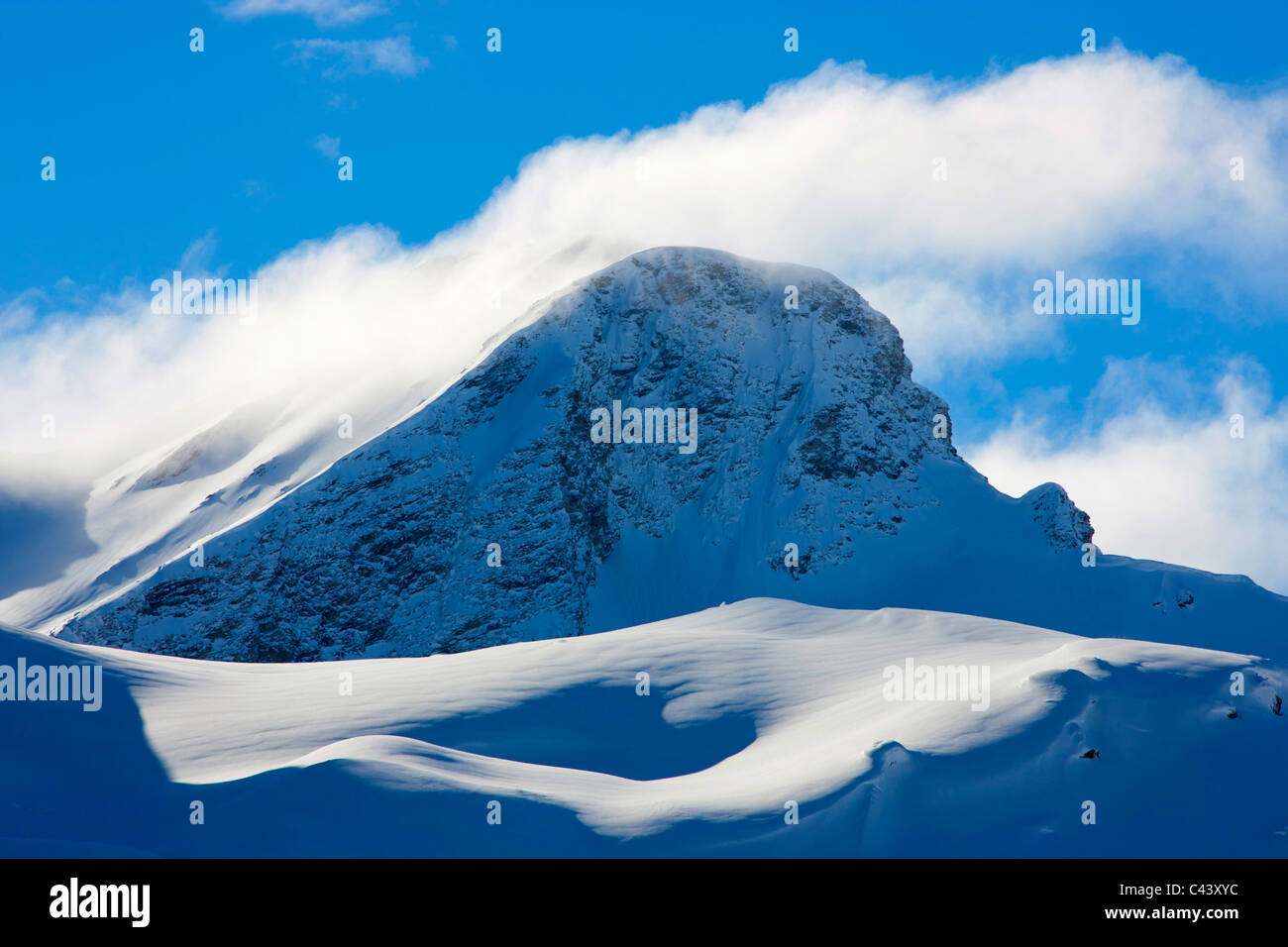 Piz d'Emmat-Dadaint, Schweiz, Europa, Kanton Graubünden, Graubünden, Julierpass, Berge, Winter, Schnee, Wolke Stockfoto