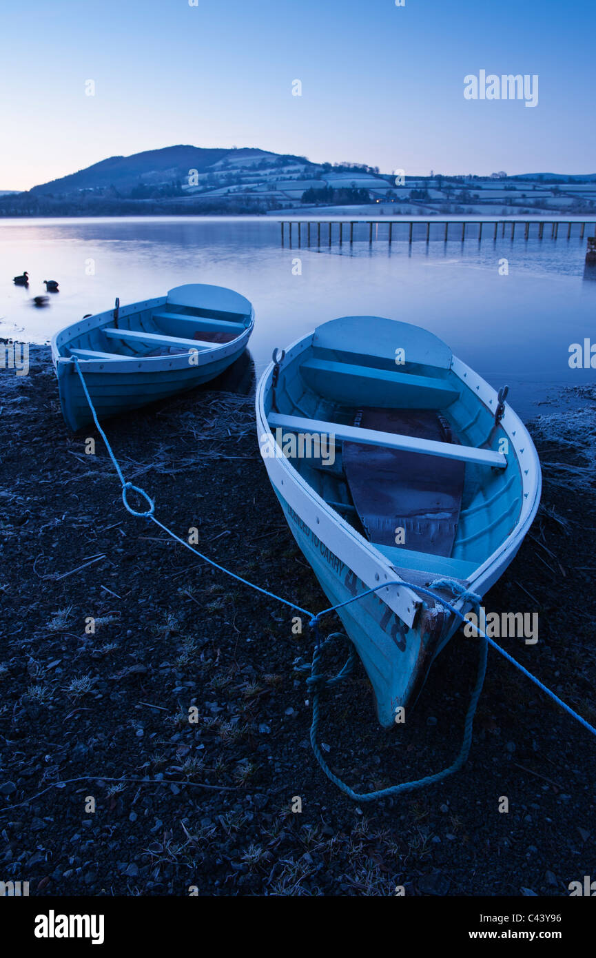 Ruderboote am Ufer am Llangorse See, Llangors, Brecon Beacons National Park, Wales Stockfoto