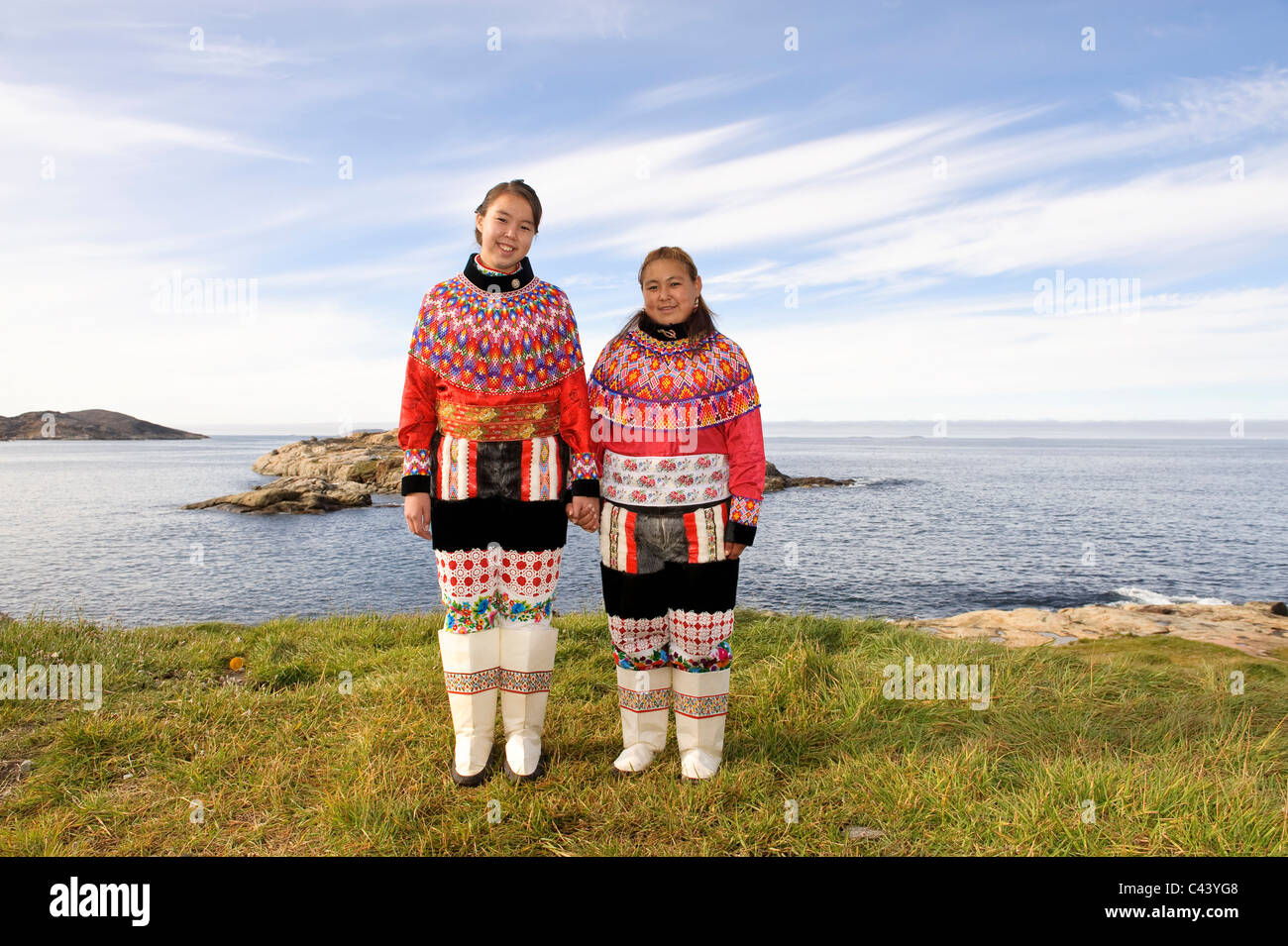Grönland, Europa, Westküste, Upernavik, traditionell, Kleidung, Frauen, zwei, jung, Porträt, draußen, Meer, stehend, Lächeln, sk Stockfoto