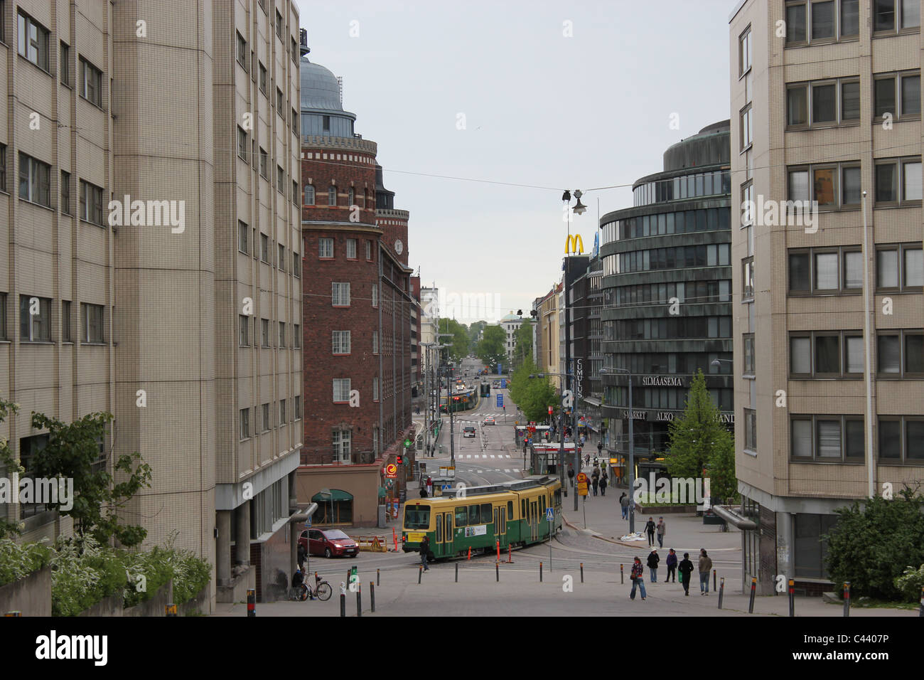 Straßenansicht mit Straßenbahn in Helsinki. Von der Kallio-Gegend in Richtung Hakaniemi. Stockfoto