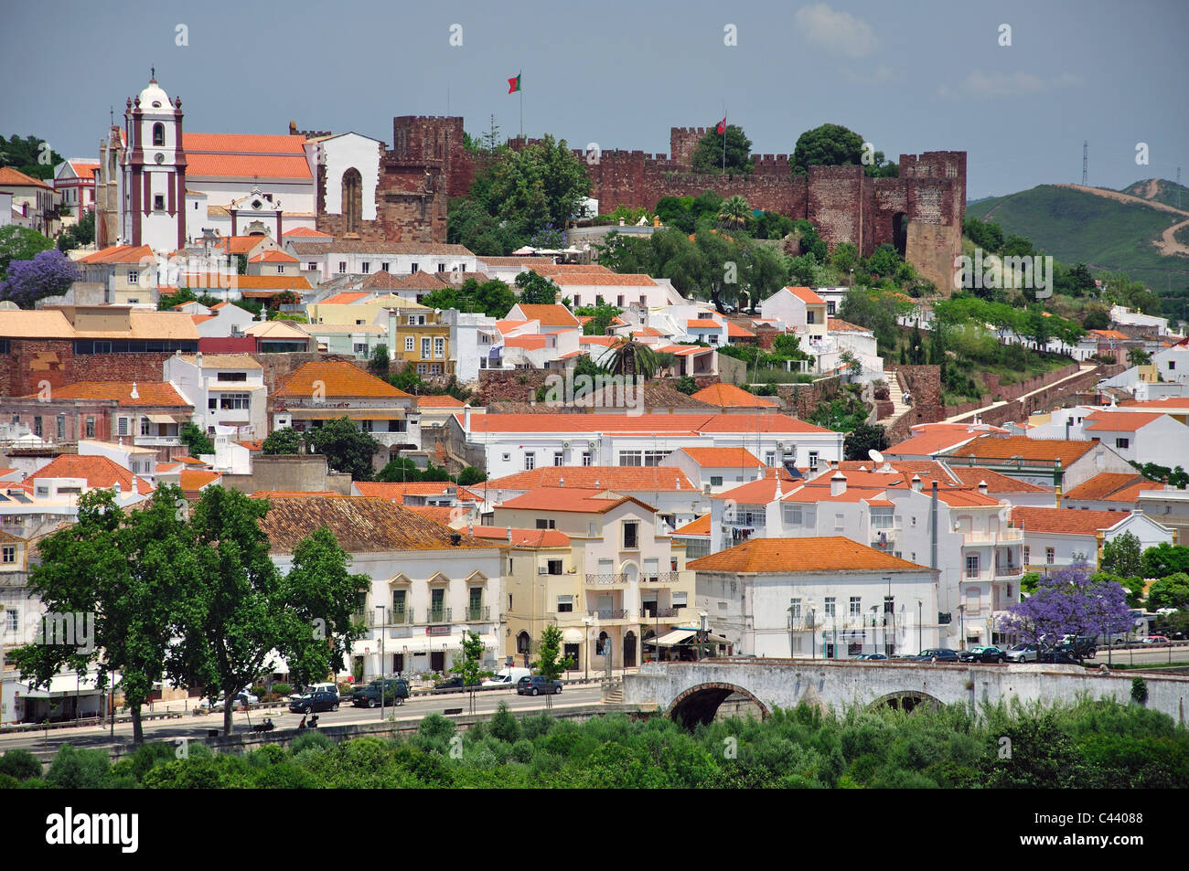 Blick auf die Bergstadt Silves, Algarve, Portugal Stockfoto