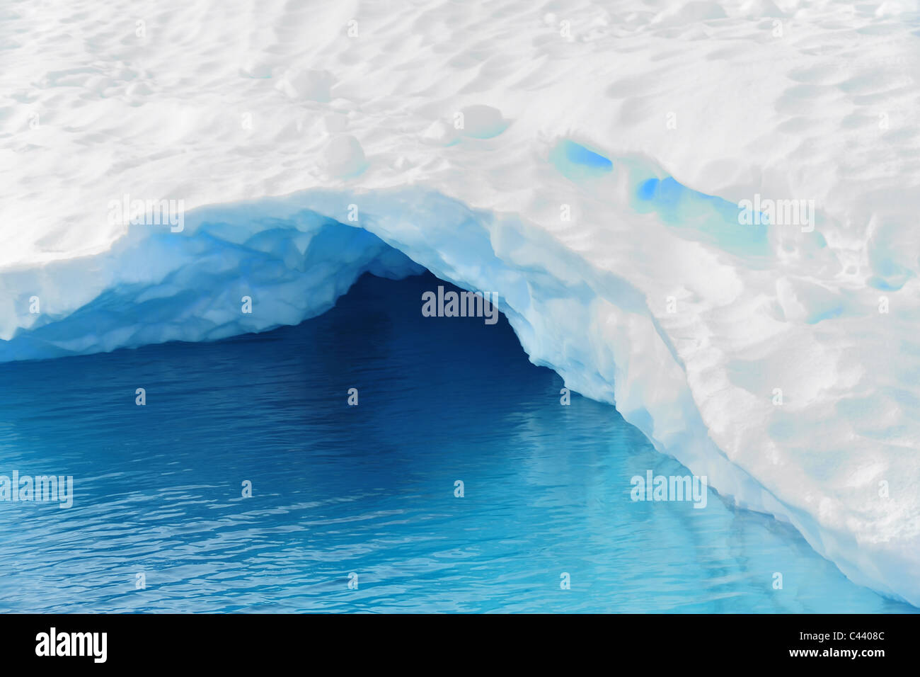 Eisberg-Höhle, Antarktis. Stockfoto