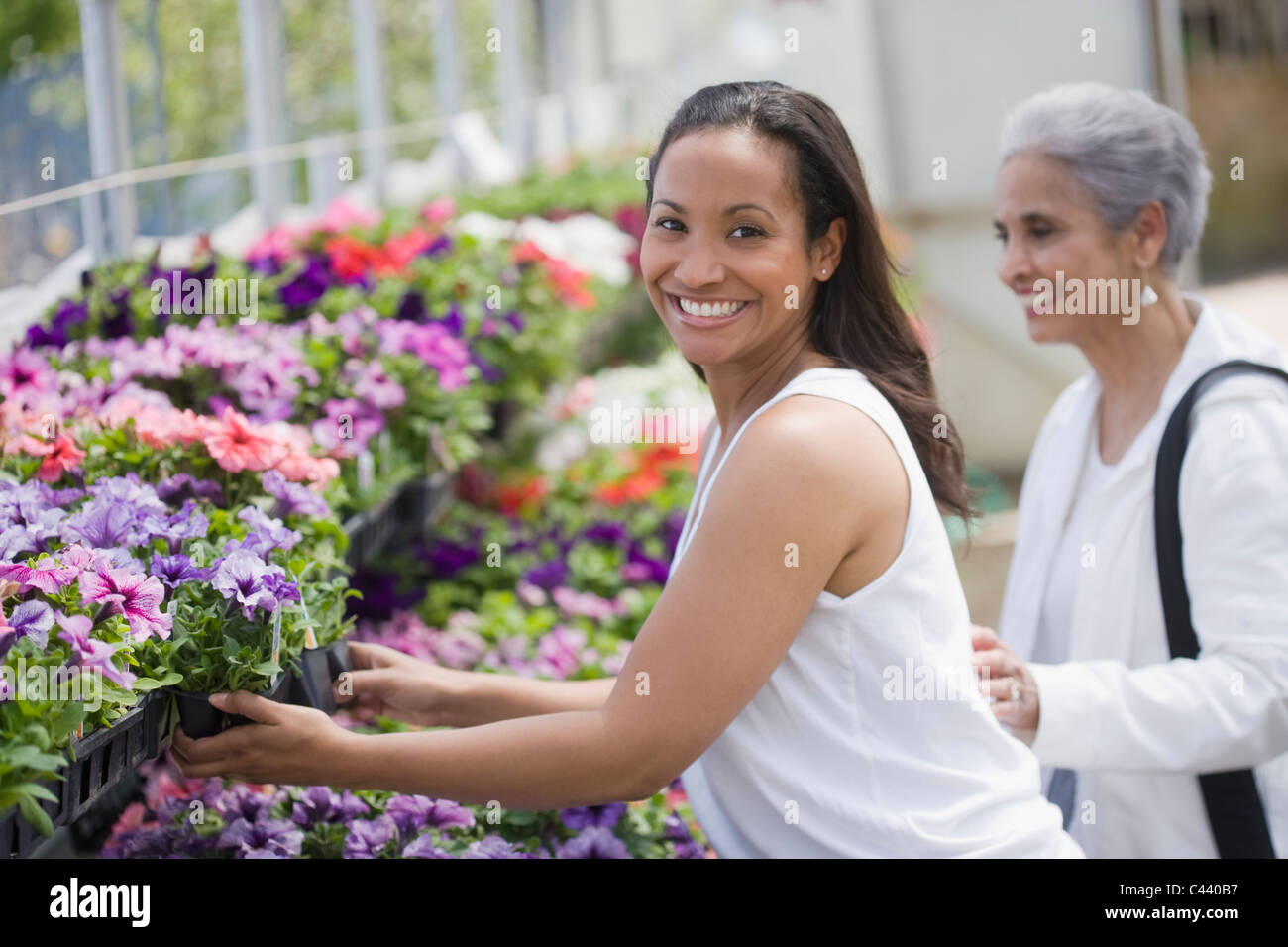 Mutter und Tochter zusammen einkaufen in Garten Baumschule Stockfoto