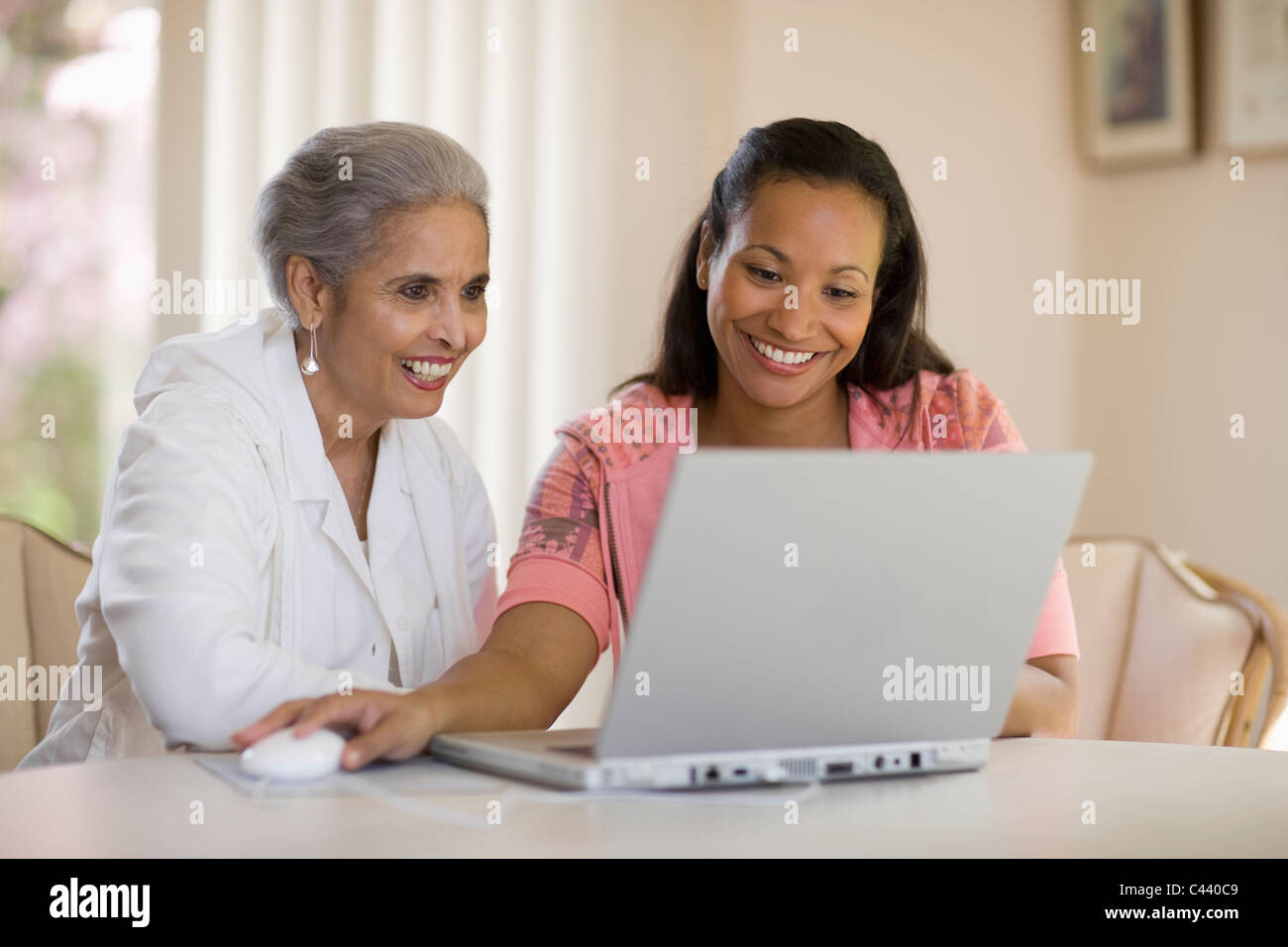 Attraktive schwarze Mutter und Tochter mit computer Stockfoto