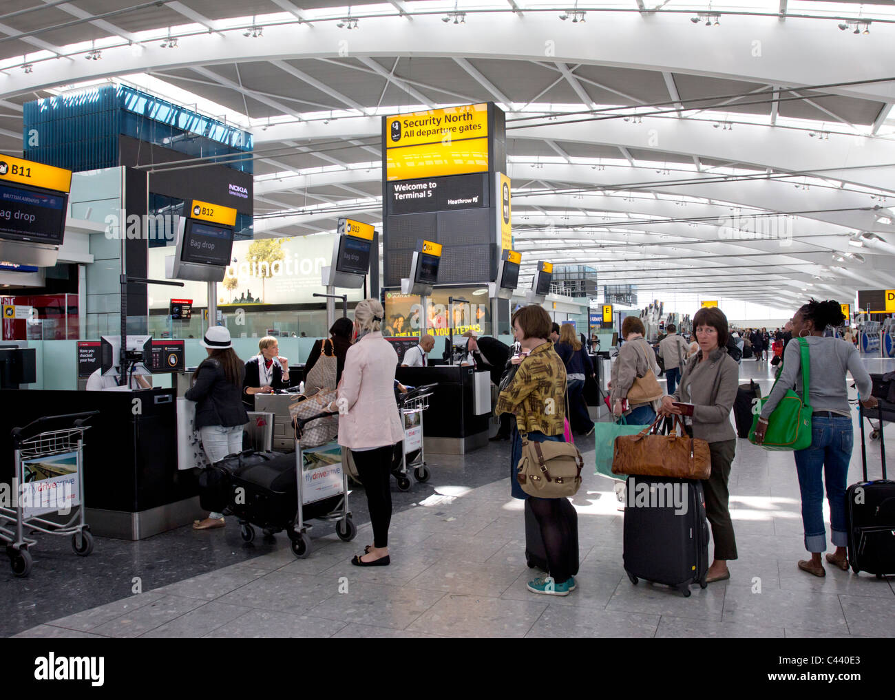 BA-Check-in Warteschlange - Terminal 5 – Flughafen Heathrow - London Stockfoto