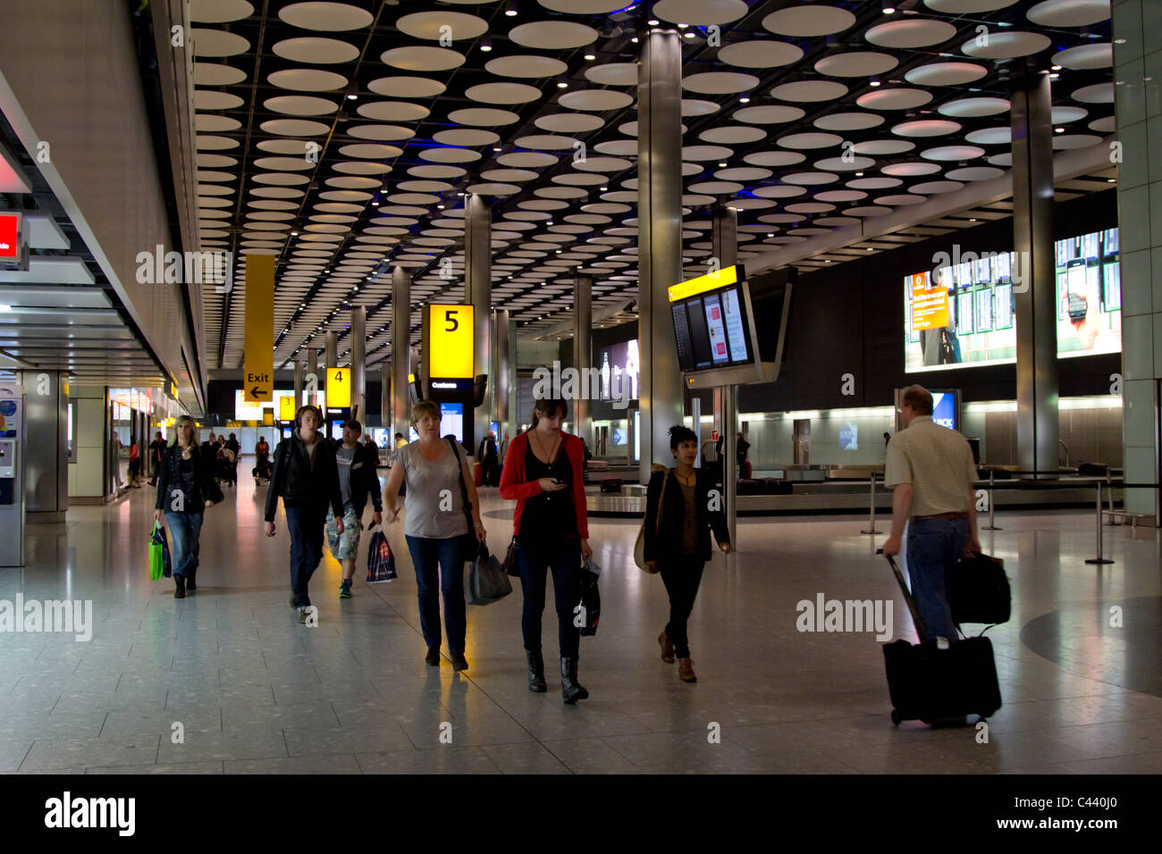 Flughafen Heathrow Terminal 5 Anspruch Gepäckhalle - London Stockfoto