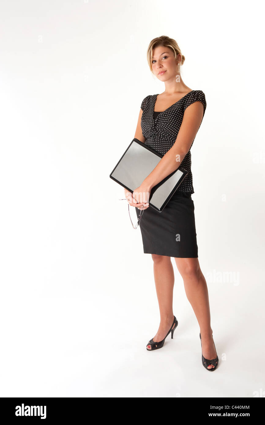 Ernsthafte Geschäftsfrau hält einen Laptop-Computer auf weißem Hintergrund Stockfoto
