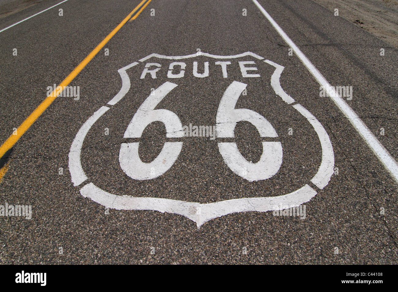 Historische Route 66 Schild gemalt auf der Autobahn in den südwestlichen Vereinigten Staaten von Amerika Stockfoto