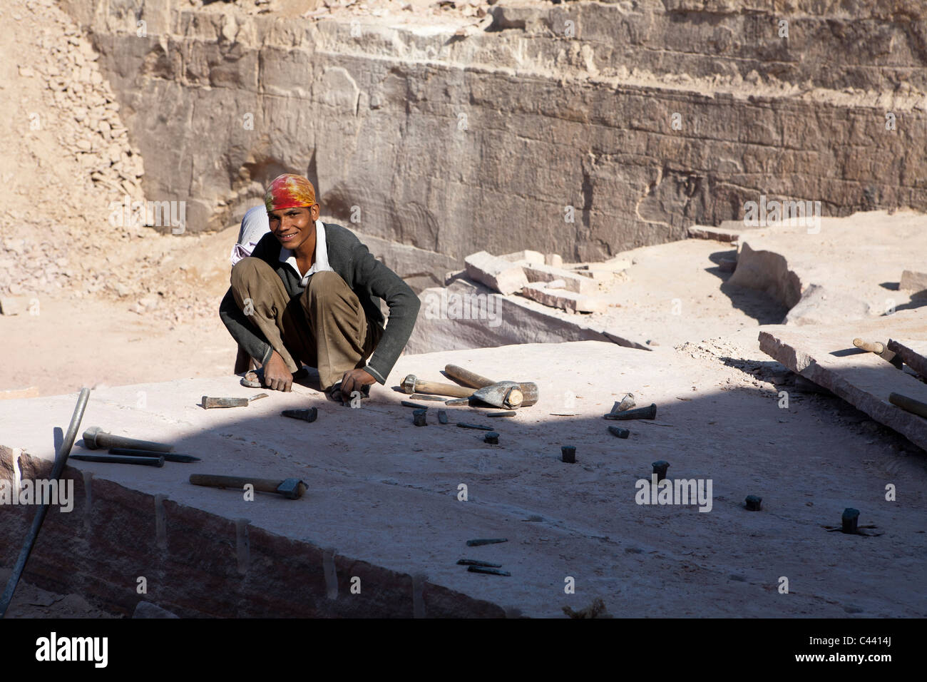 Manuelle Arbeit schneiden Stein von hand Werkzeuge im Steinbruch in Bikaner Rajasthan Indien Stockfoto