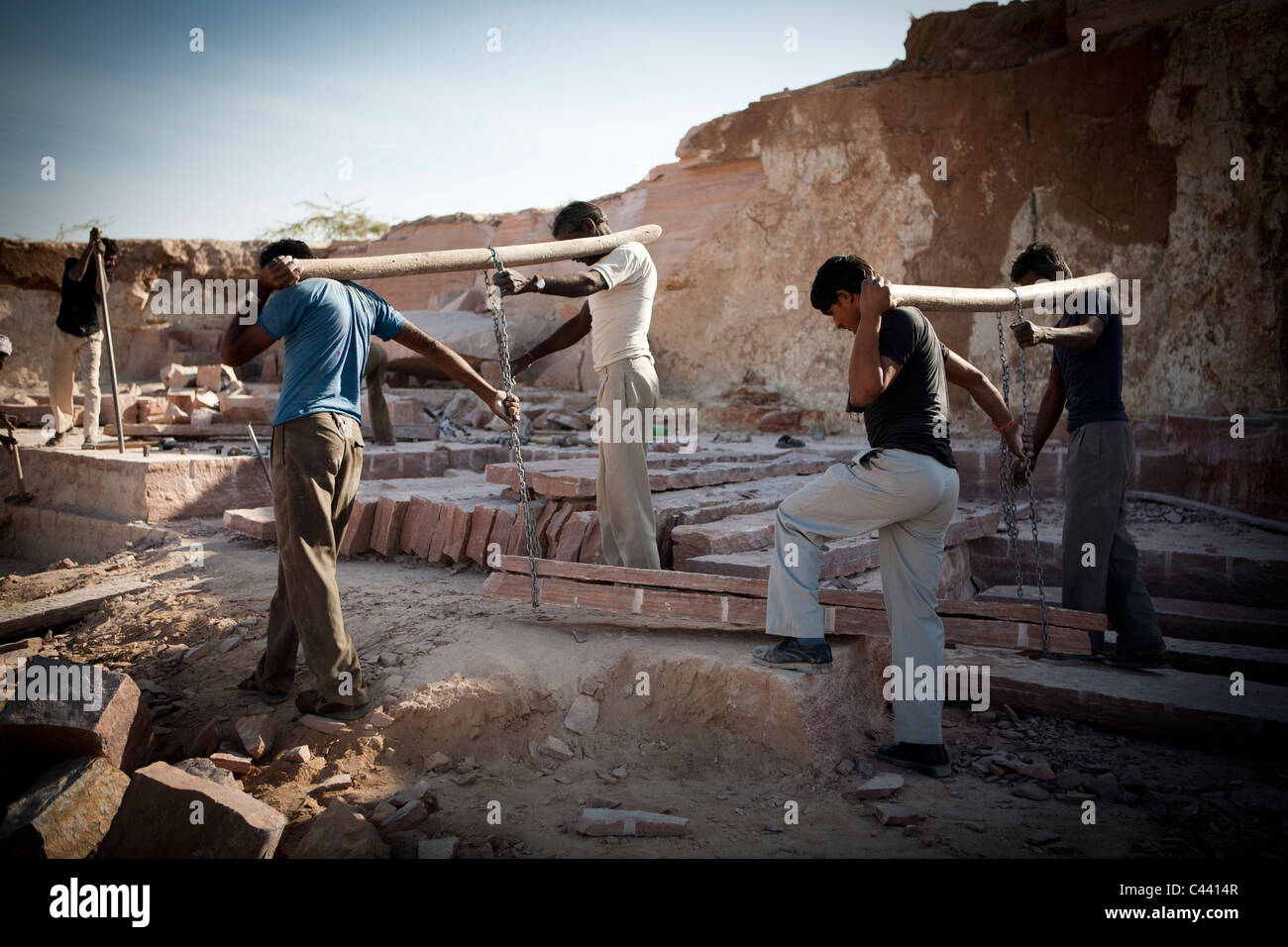 Bikaner Steinbruch Werke bringen Stein sehr traditionellen Weise, Bikaner Rajasthan Indien Stockfoto
