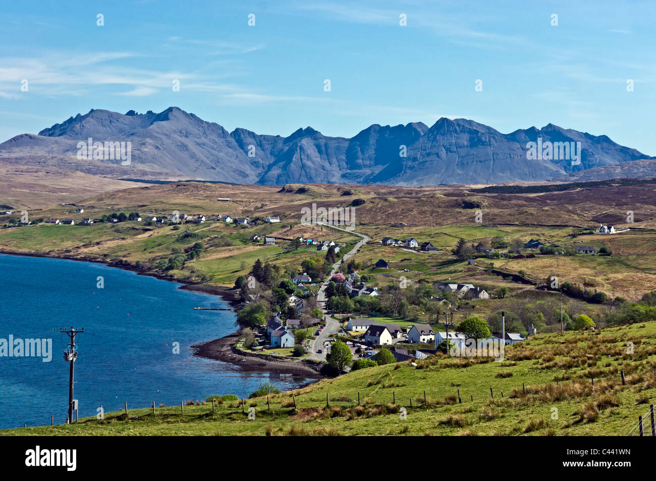 Ansicht von oben Skye Dorf Carbost in Richtung der Cuillin Hills mit Talisker Whisky-Destillerie im Vordergrund. Stockfoto