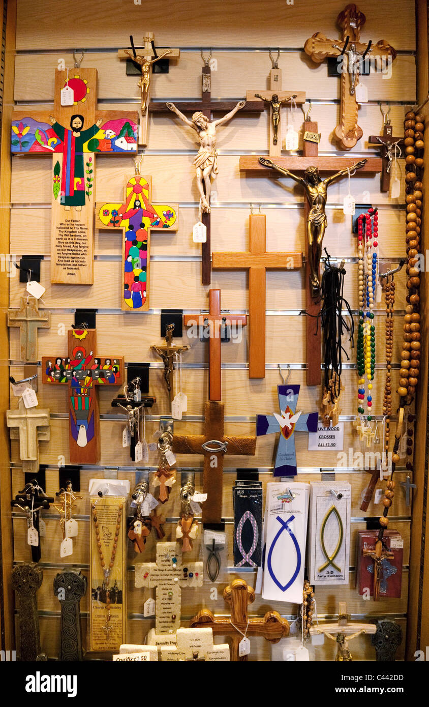 Religiöse Gegenstände zum Verkauf in der Geschenk-Shop, Truro Kathedrale, Truro, Cornwall UK Stockfoto