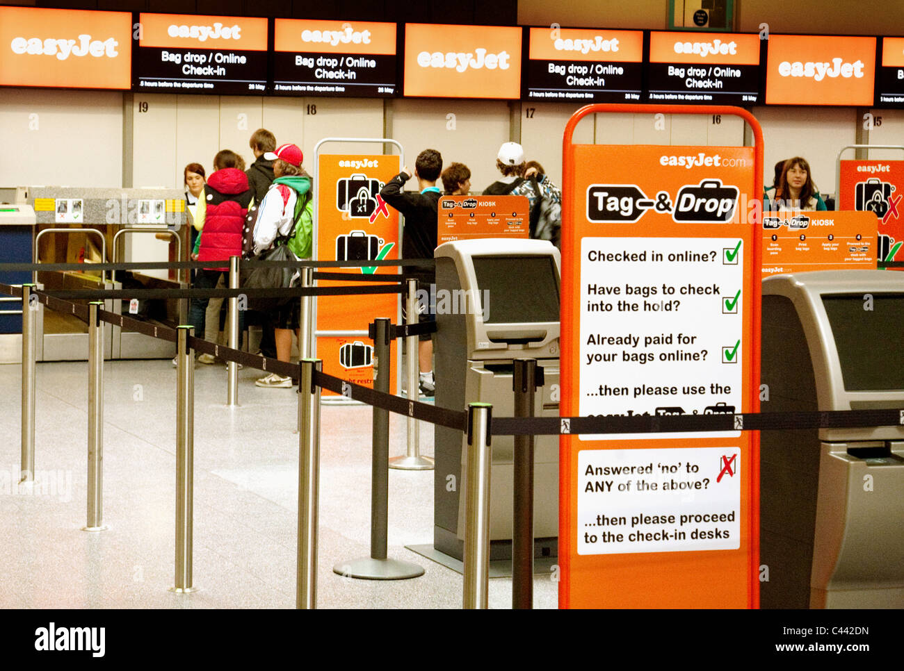 Reisende auf die Easyjet Airline checkin am North terminal, Gatwick