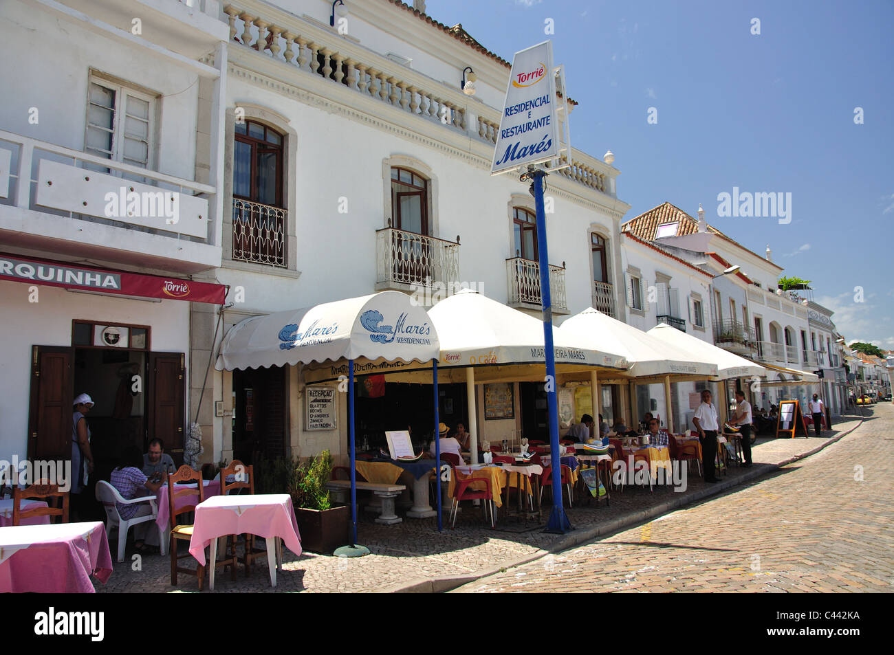 Restaurant am Meer in Old Town, Tavira, Tavira Gemeinde, Region Distrikt Faro, Algarve, Portugal Stockfoto