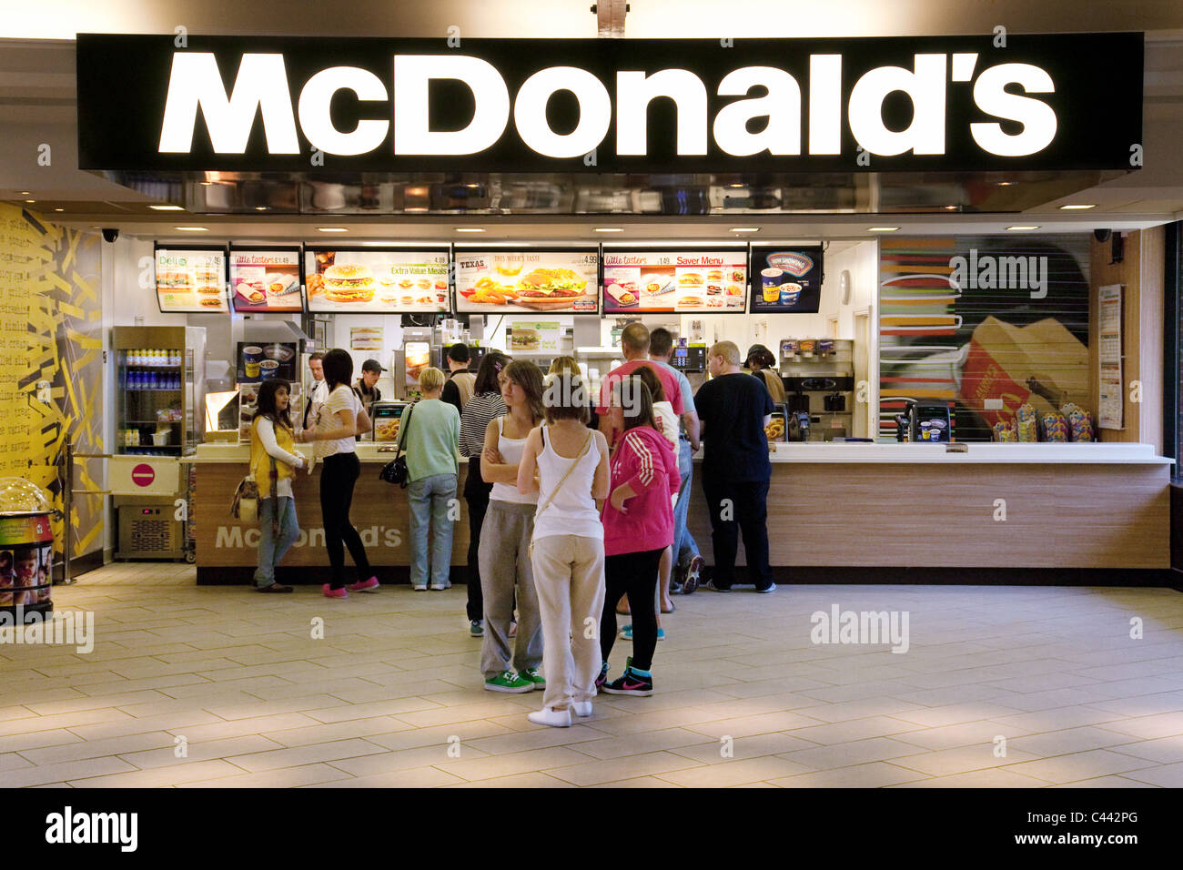 Menschen bei McDonalds, Clacket Lane Autobahnraststätten, M25 in Surrey, Großbritannien Stockfoto