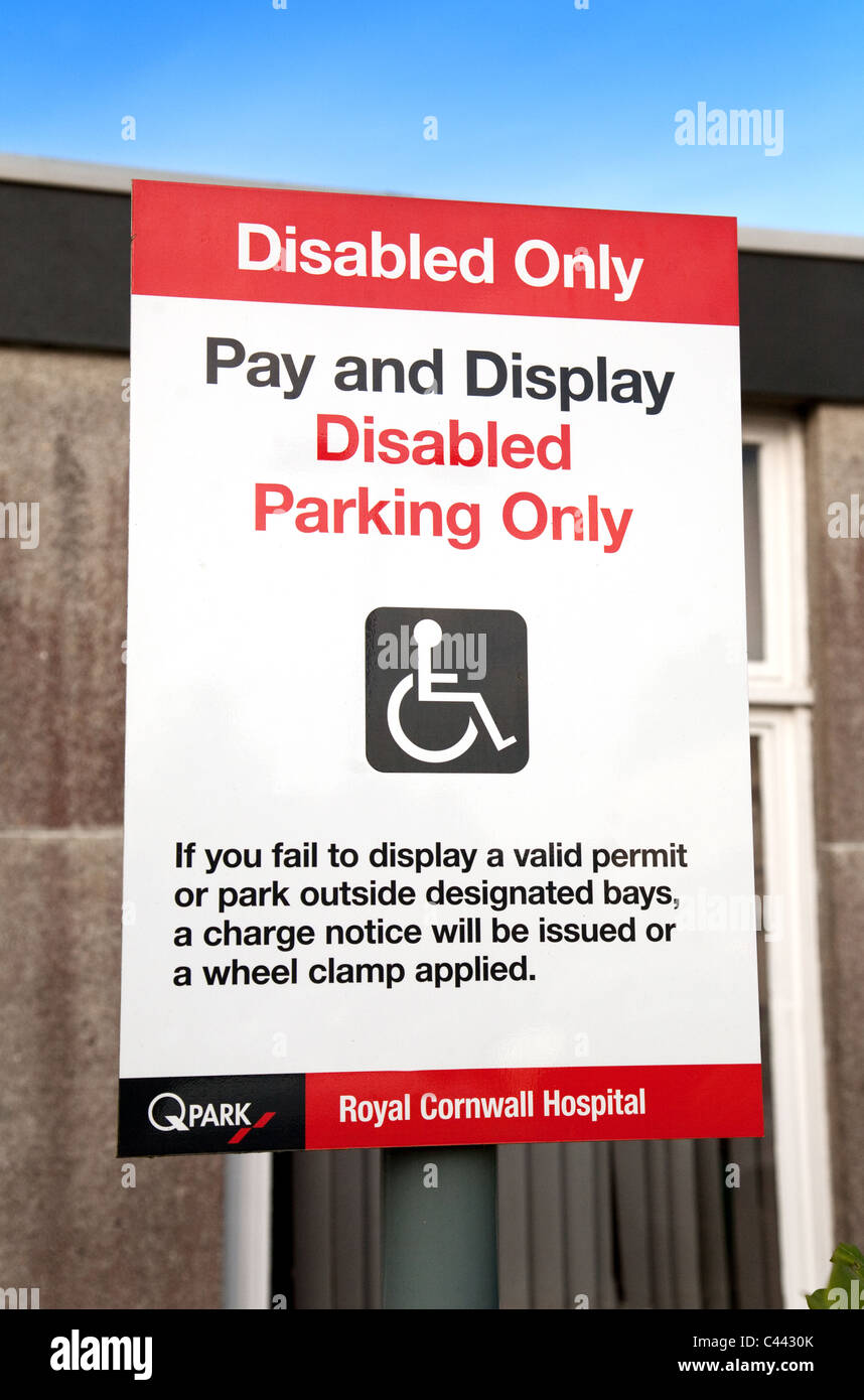 Schild nur für Behindertenparkplätze auf dem Parkplatz des Royal Cornwall NHS Hospital, Truro Cornwall UK Stockfoto