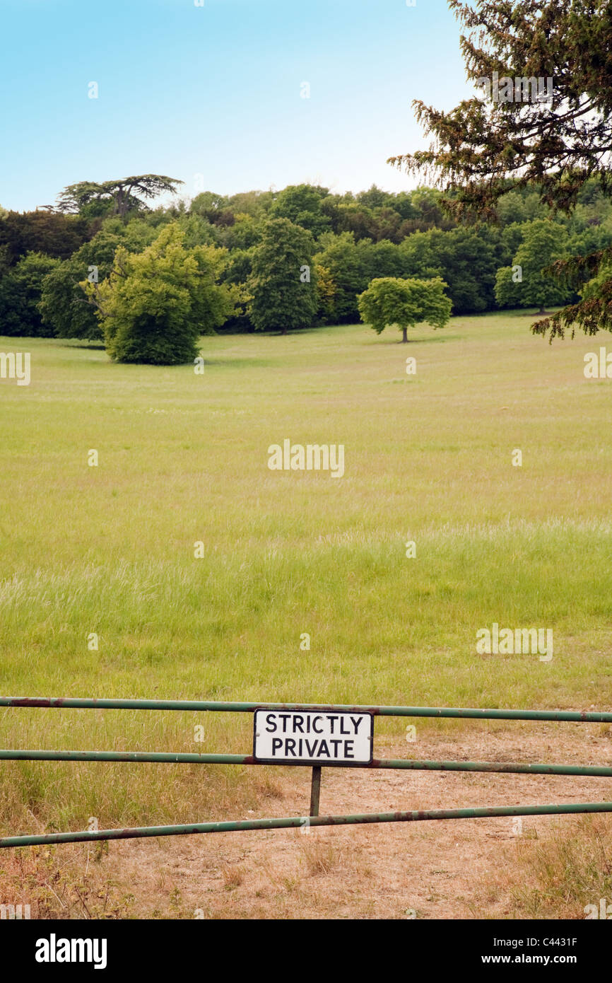 Eine "strictly Private" Schild verhindert den Zugriff auf die Landschaft in einer Wiese, Cambridgeshire UK Stockfoto